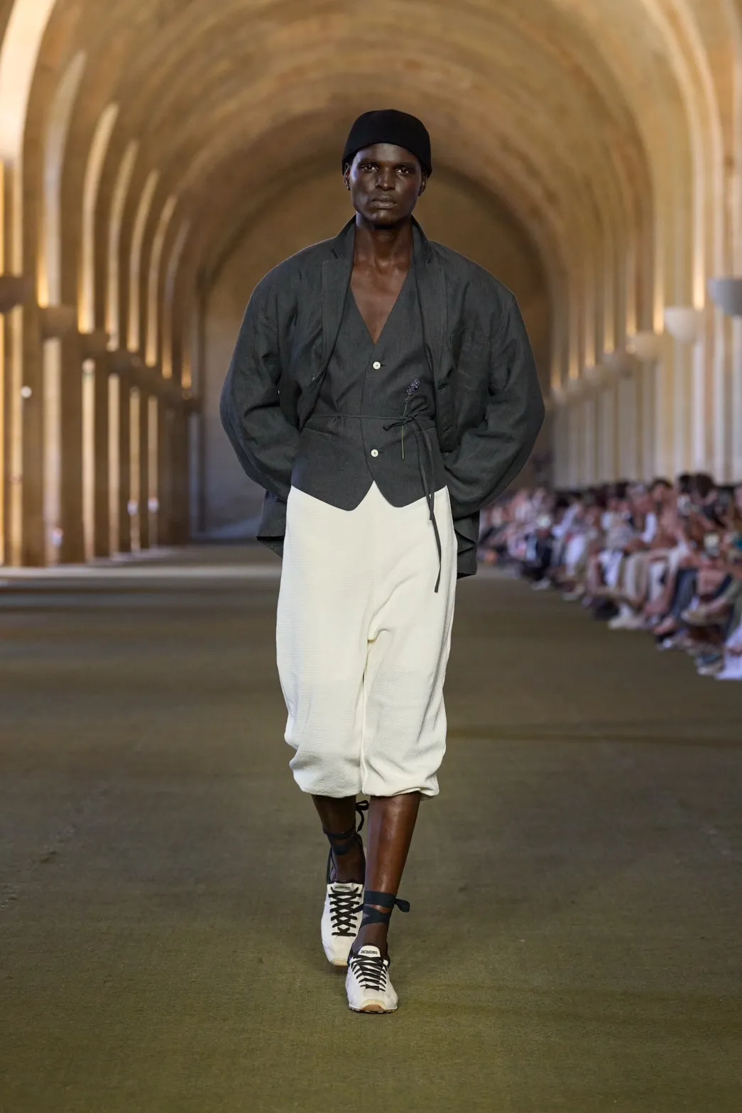 นางเเบบบนรันเวย์ Jacquemus Fall 2025 ‘Le Paysan’