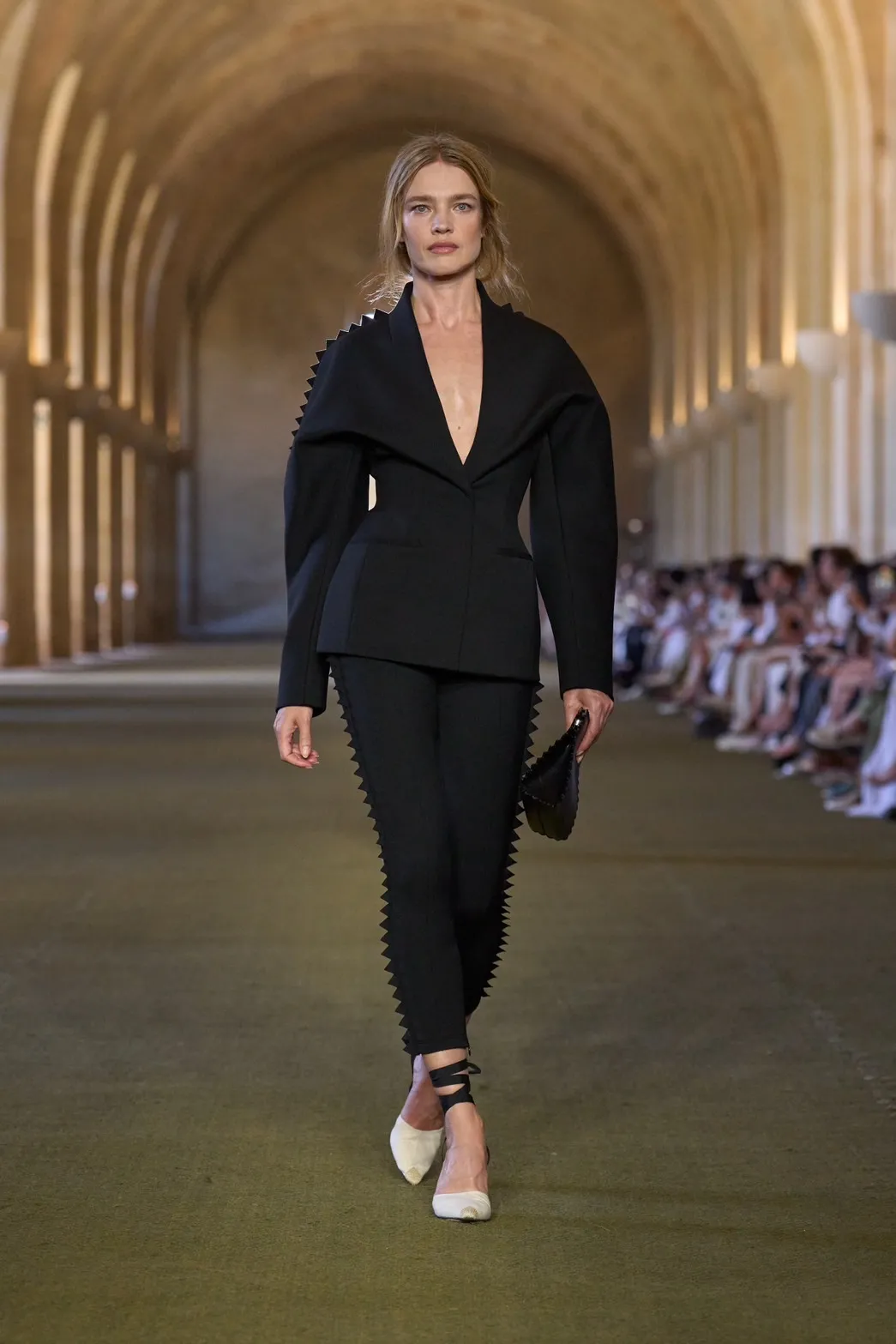 นางเเบบบนรันเวย์ Jacquemus Fall 2025 ‘Le Paysan’