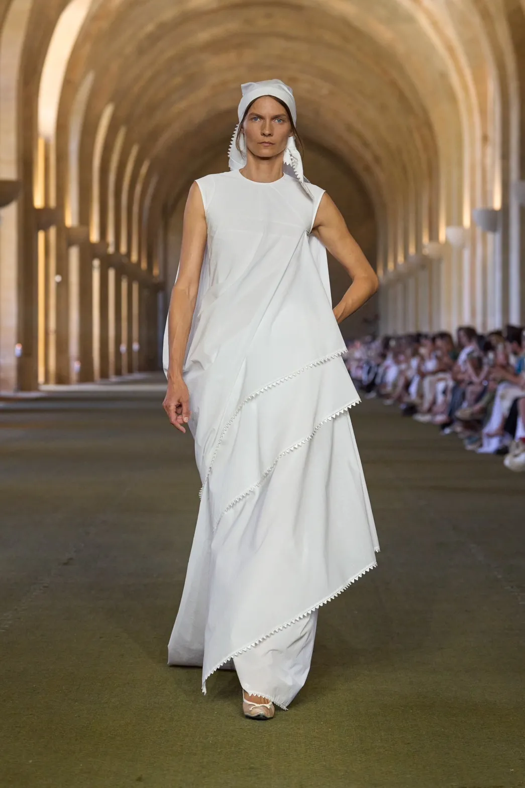 นางเเบบบนรันเวย์ Jacquemus Fall 2025 ‘Le Paysan’