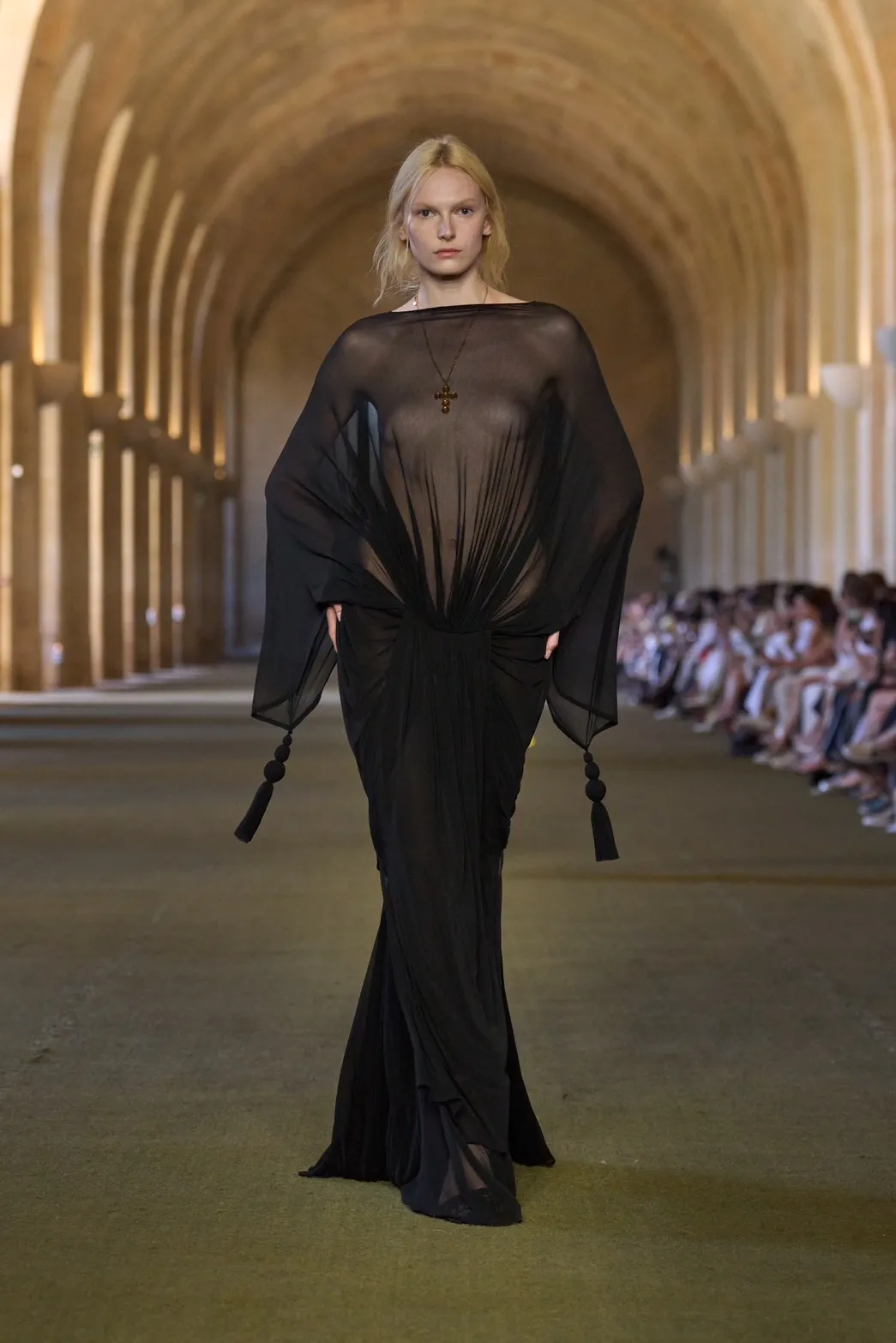 นางเเบบบนรันเวย์ Jacquemus Fall 2025 ‘Le Paysan’