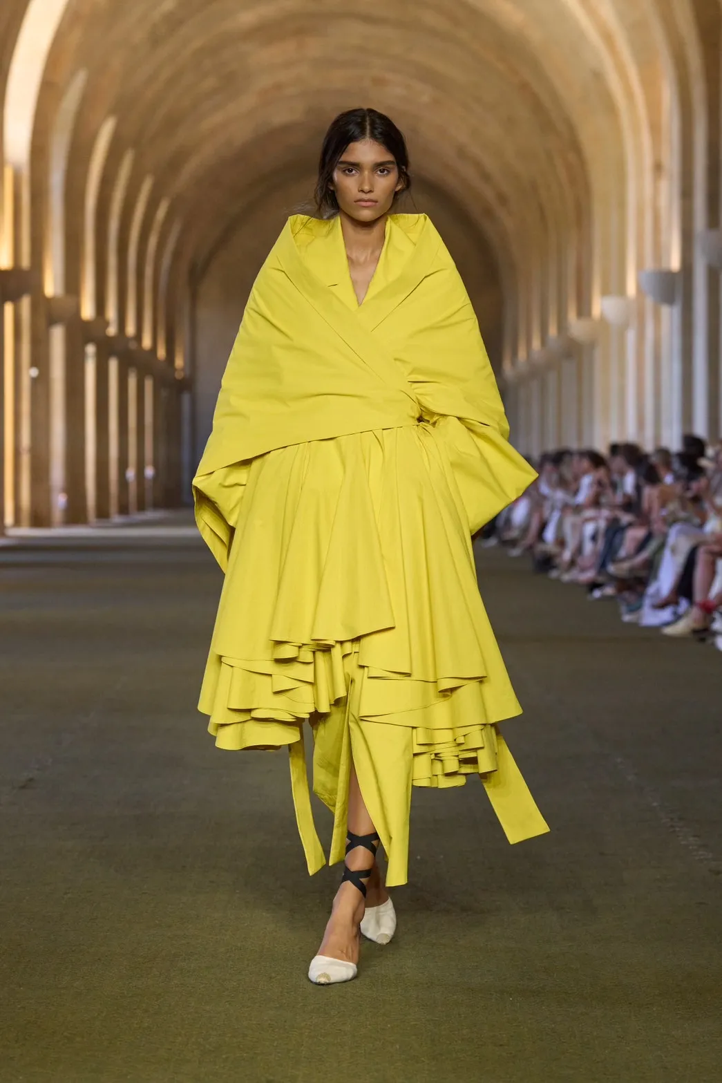 นางเเบบบนรันเวย์ Jacquemus Fall 2025 ‘Le Paysan’
