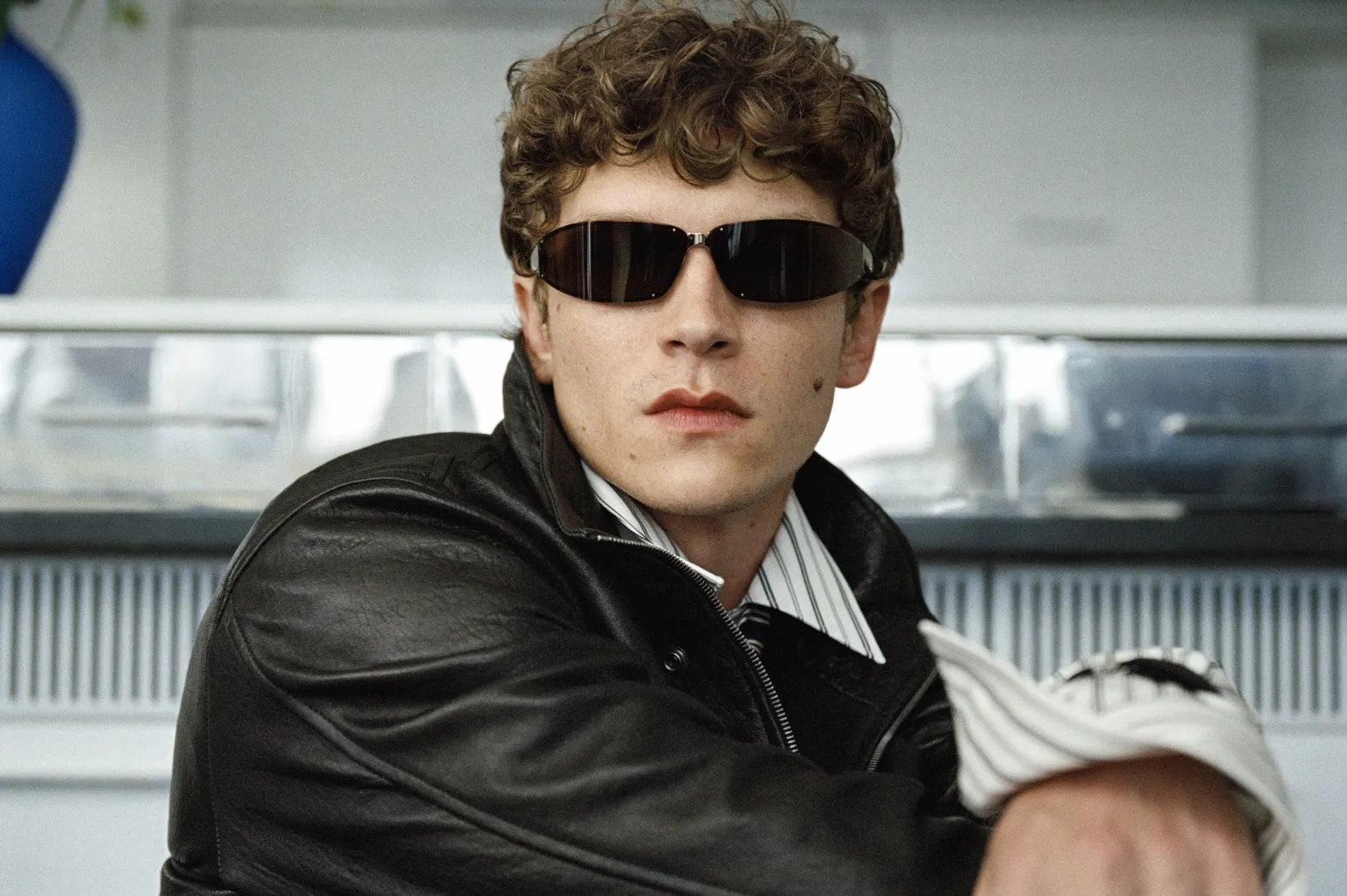 'Connor Storries' บนแคมเปญฤดูใบไม้ร่วง 2026 ของ Saint Laurent โดย 'Anthony Vaccarello'