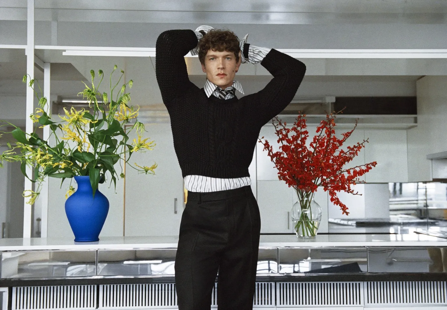 'Connor Storries' บนแคมเปญฤดูใบไม้ร่วง 2026 ของ Saint Laurent โดย 'Anthony Vaccarello'