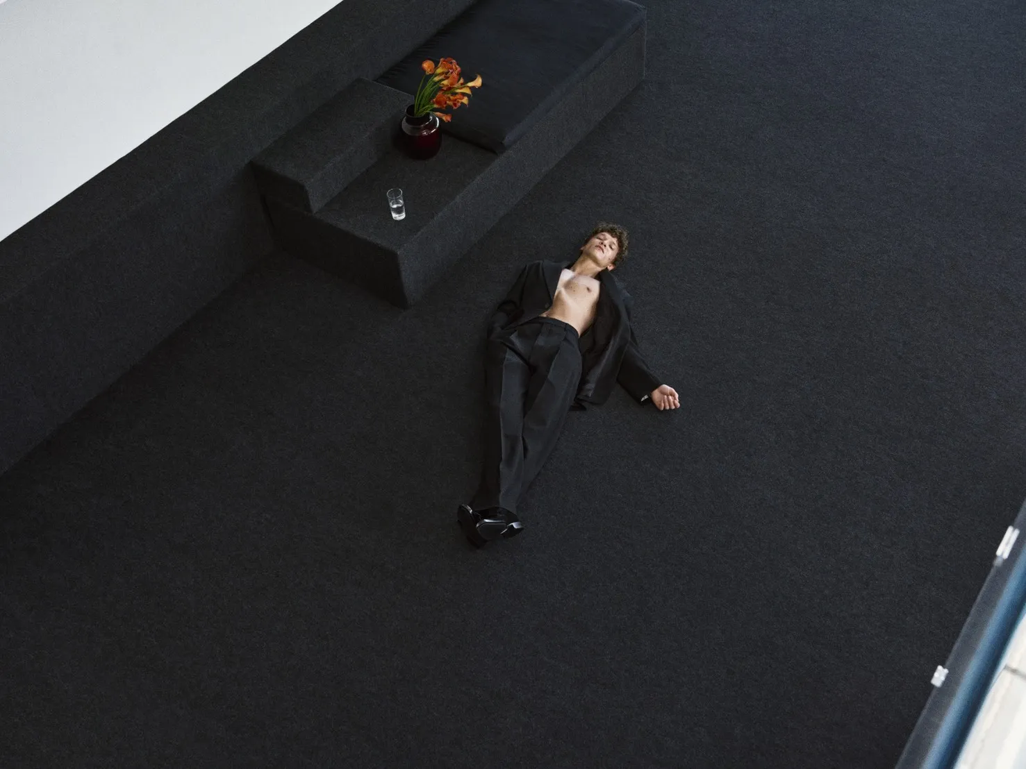 'Connor Storries' บนแคมเปญฤดูใบไม้ร่วง 2026 ของ Saint Laurent โดย 'Anthony Vaccarello'