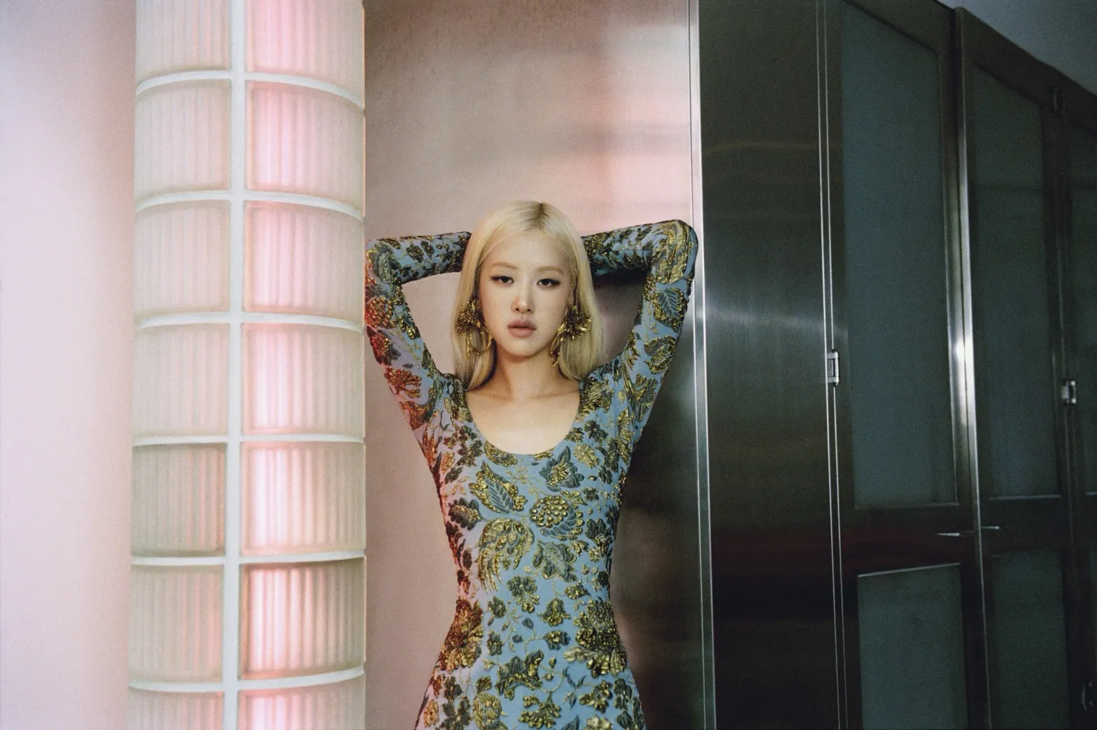 'ROSÉ' บนแคมเปญฤดูใบไม้ร่วง 2026 ของ Saint Laurent โดย 'Anthony Vaccarello'