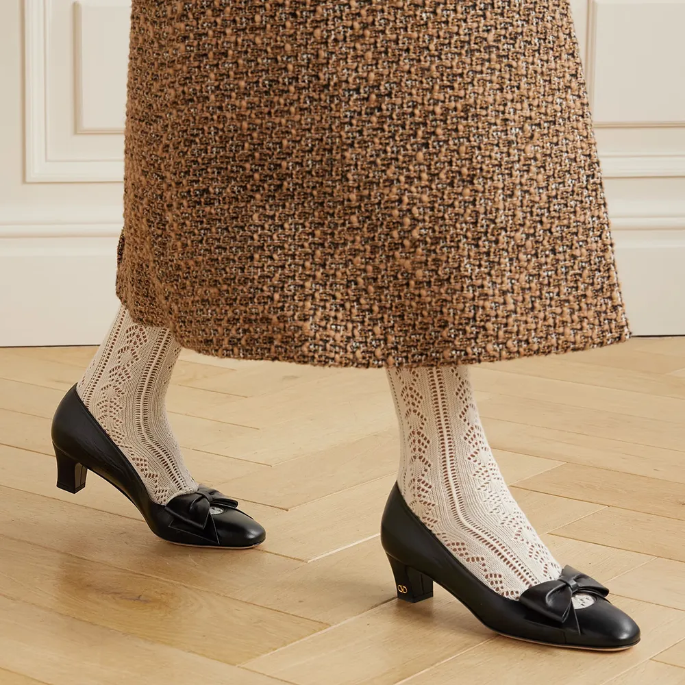 ผู้หญิงสวมคัชชูสีดำรุ่น Bowow 45 จาก Valentino ประดับโบว์หัวรองเท้า ส้นกลาง 1.8 นิ้ว ดูสุภาพหรูหรา