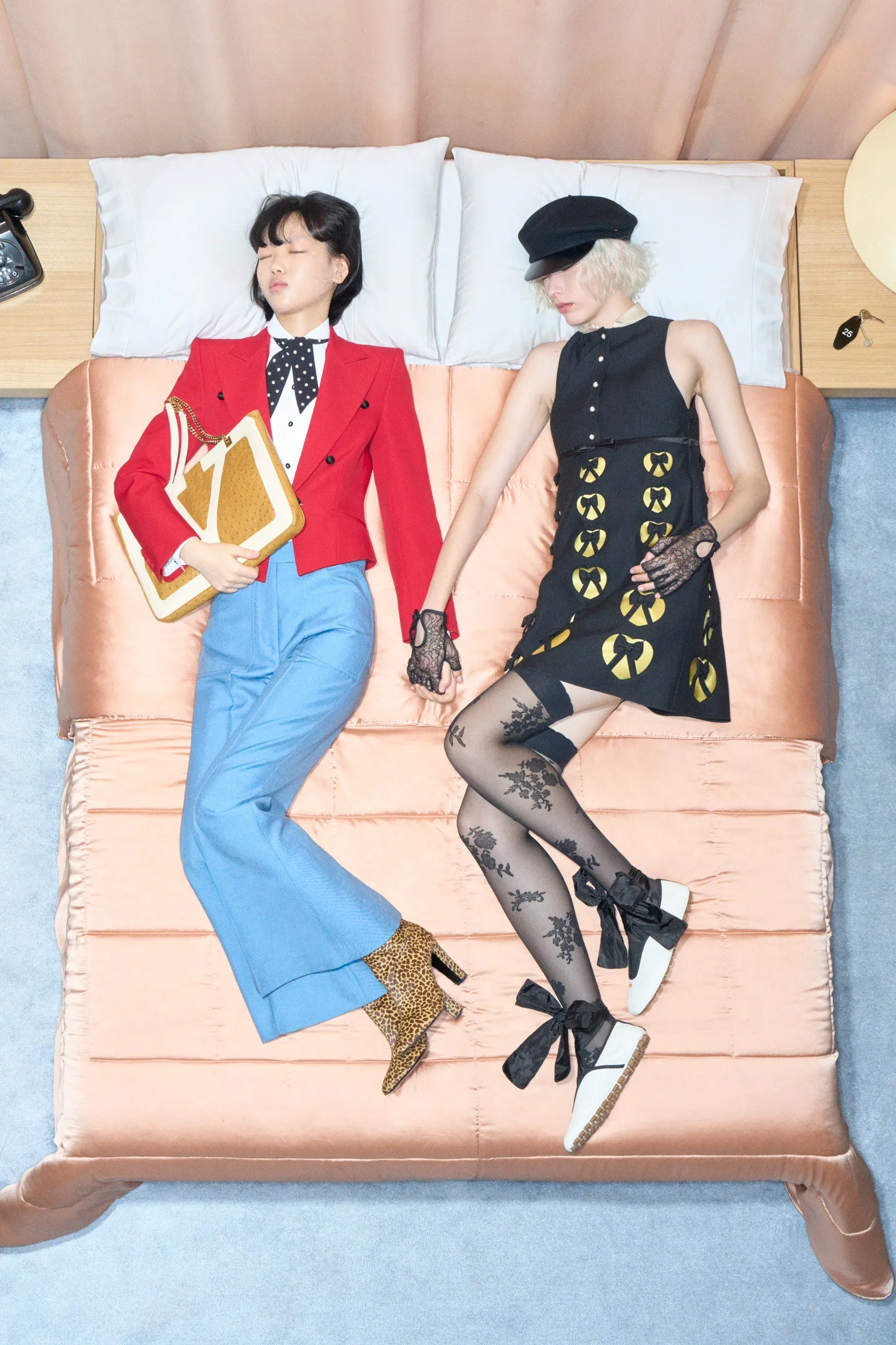 Valentino  รีสอร์ต คอนเซปต์นางแบบ นอนทอดยาวบนเตียง