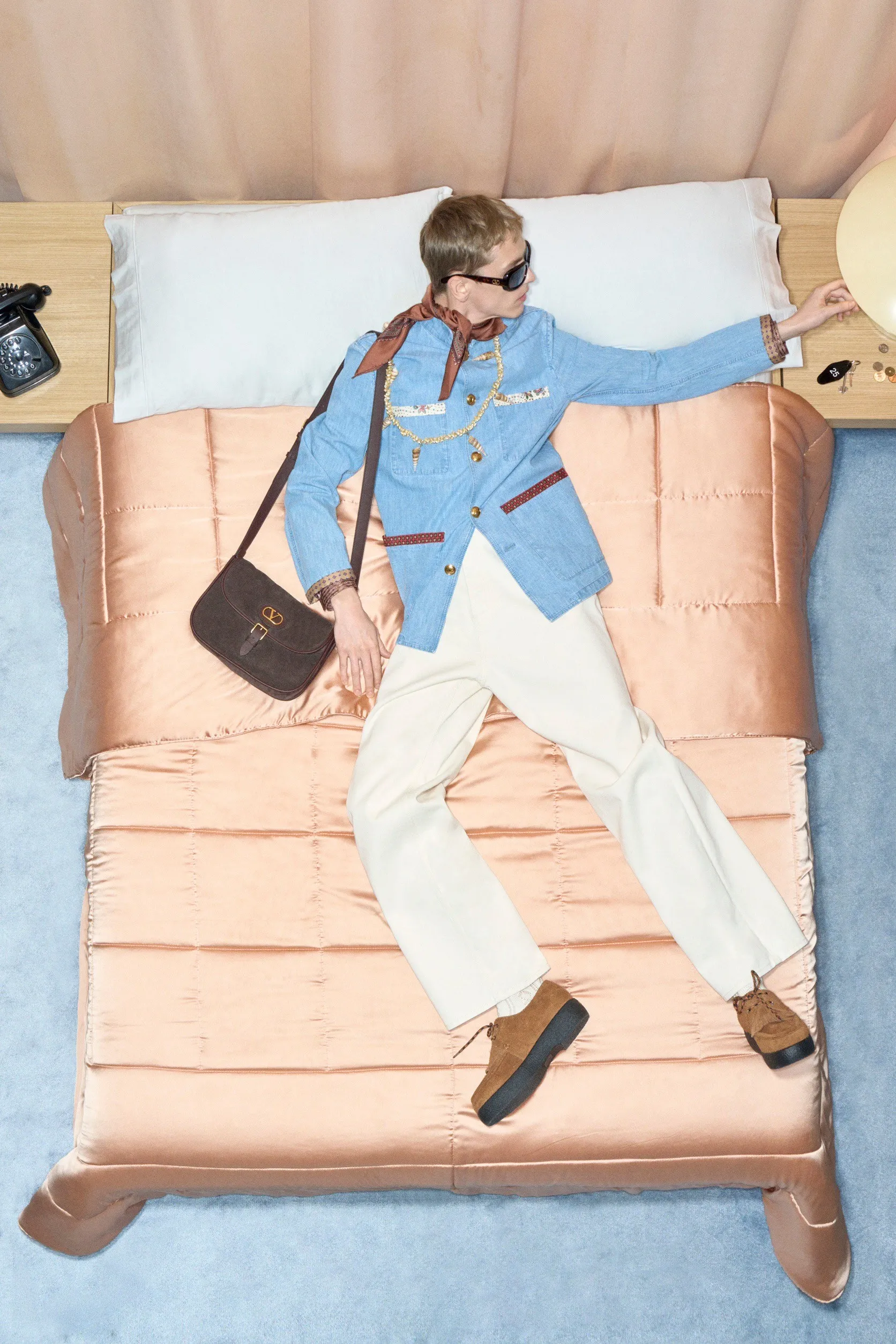 Valentino  รีสอร์ต คอนเซปต์นางแบบ นอนทอดยาวบนเตียง