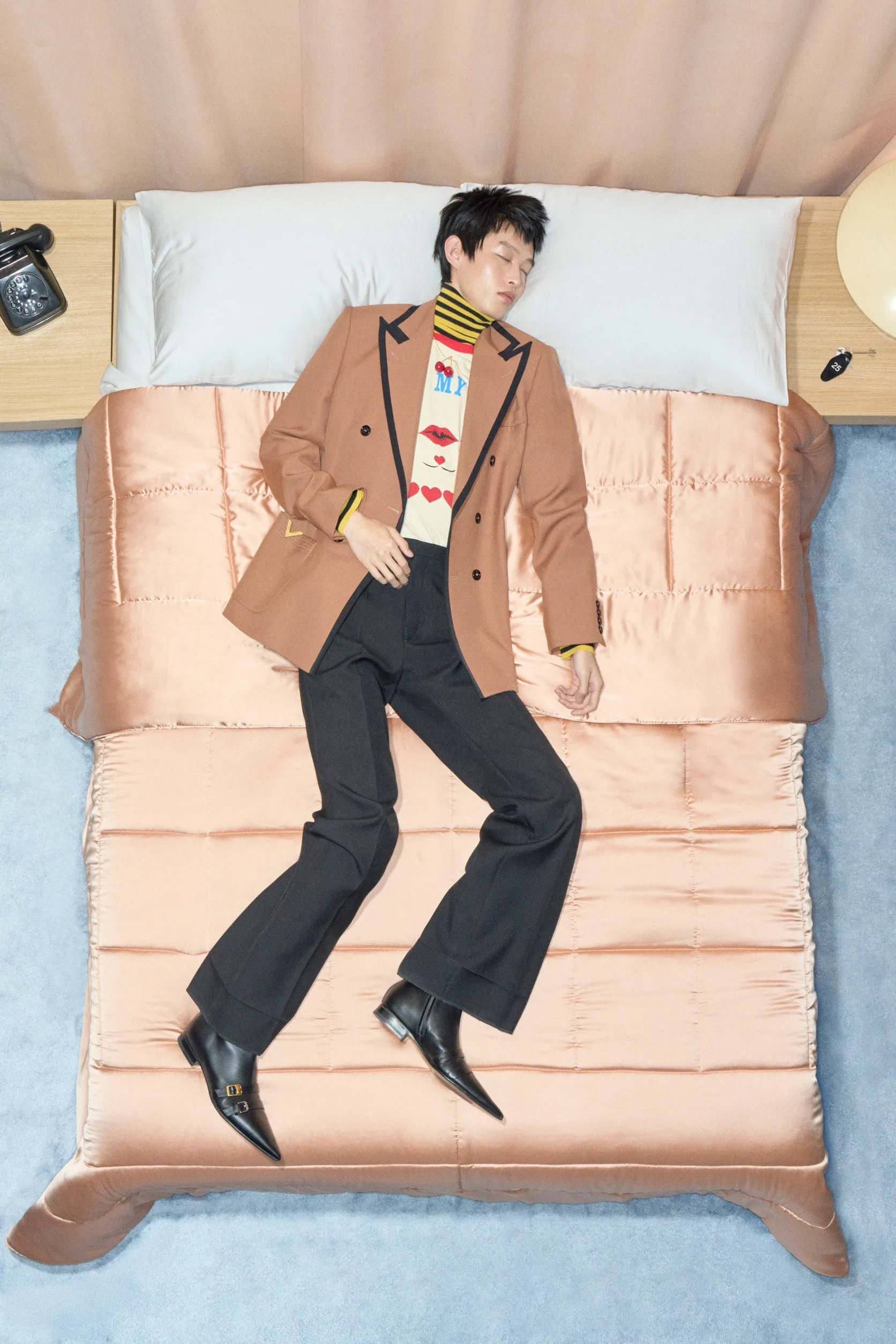 Valentino  รีสอร์ต คอนเซปต์นางแบบ นอนทอดยาวบนเตียง
