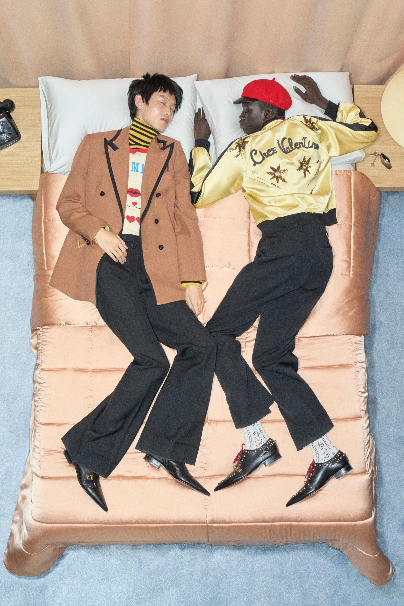 Valentino  รีสอร์ต คอนเซปต์นางแบบ นอนทอดยาวบนเตียง