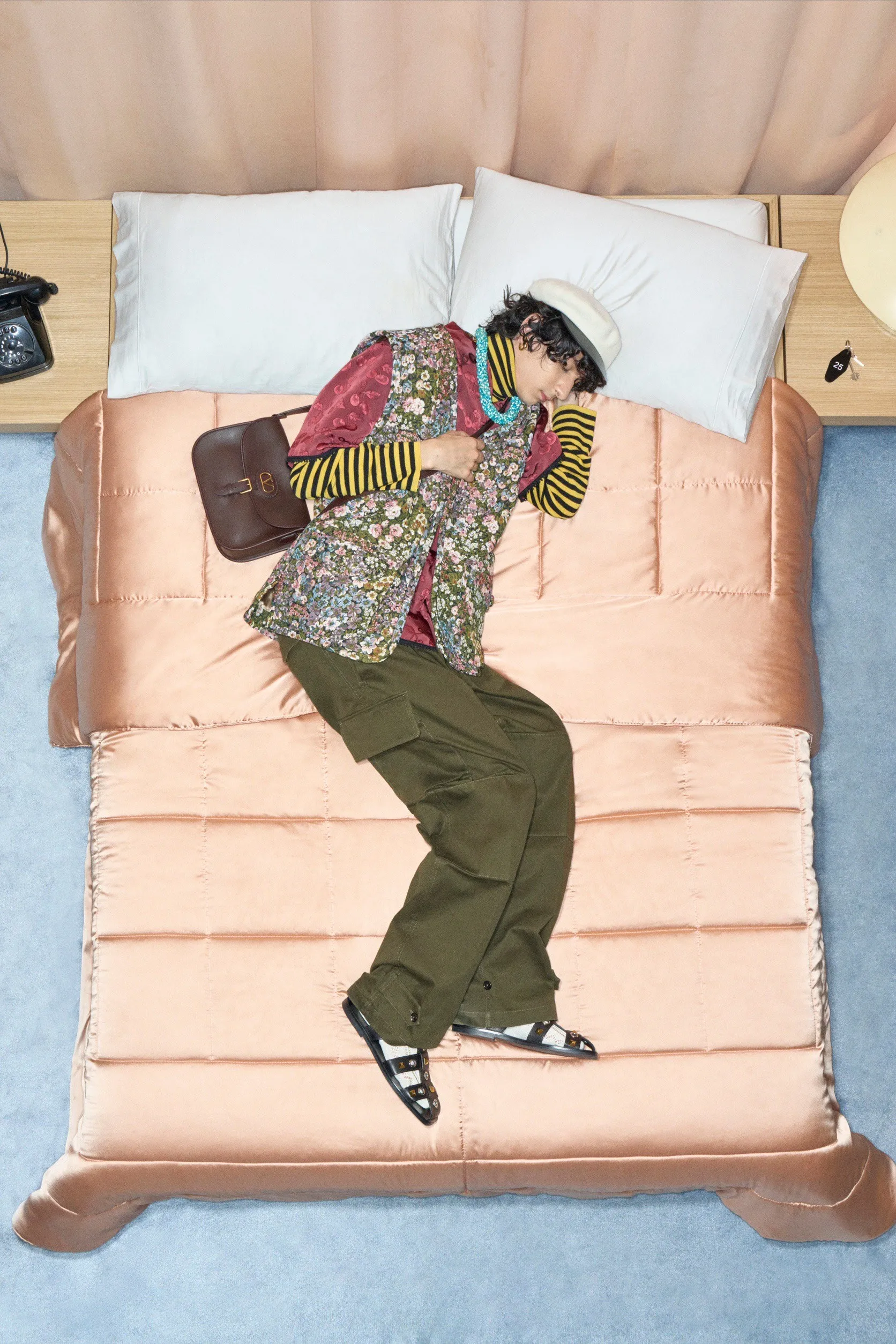 Valentino  รีสอร์ต คอนเซปต์นางแบบ นอนทอดยาวบนเตียง