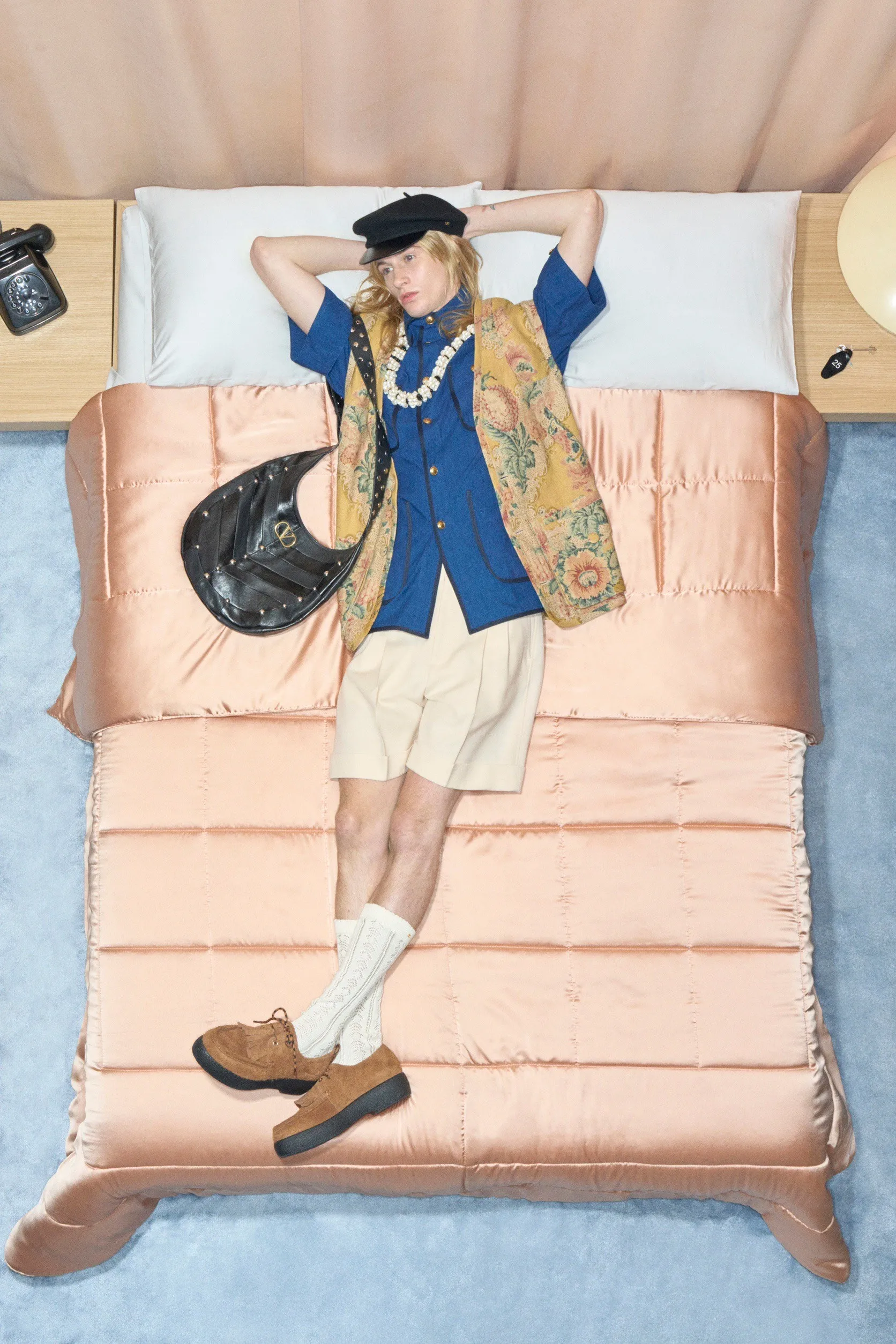 Valentino  รีสอร์ต คอนเซปต์นางแบบ นอนทอดยาวบนเตียง