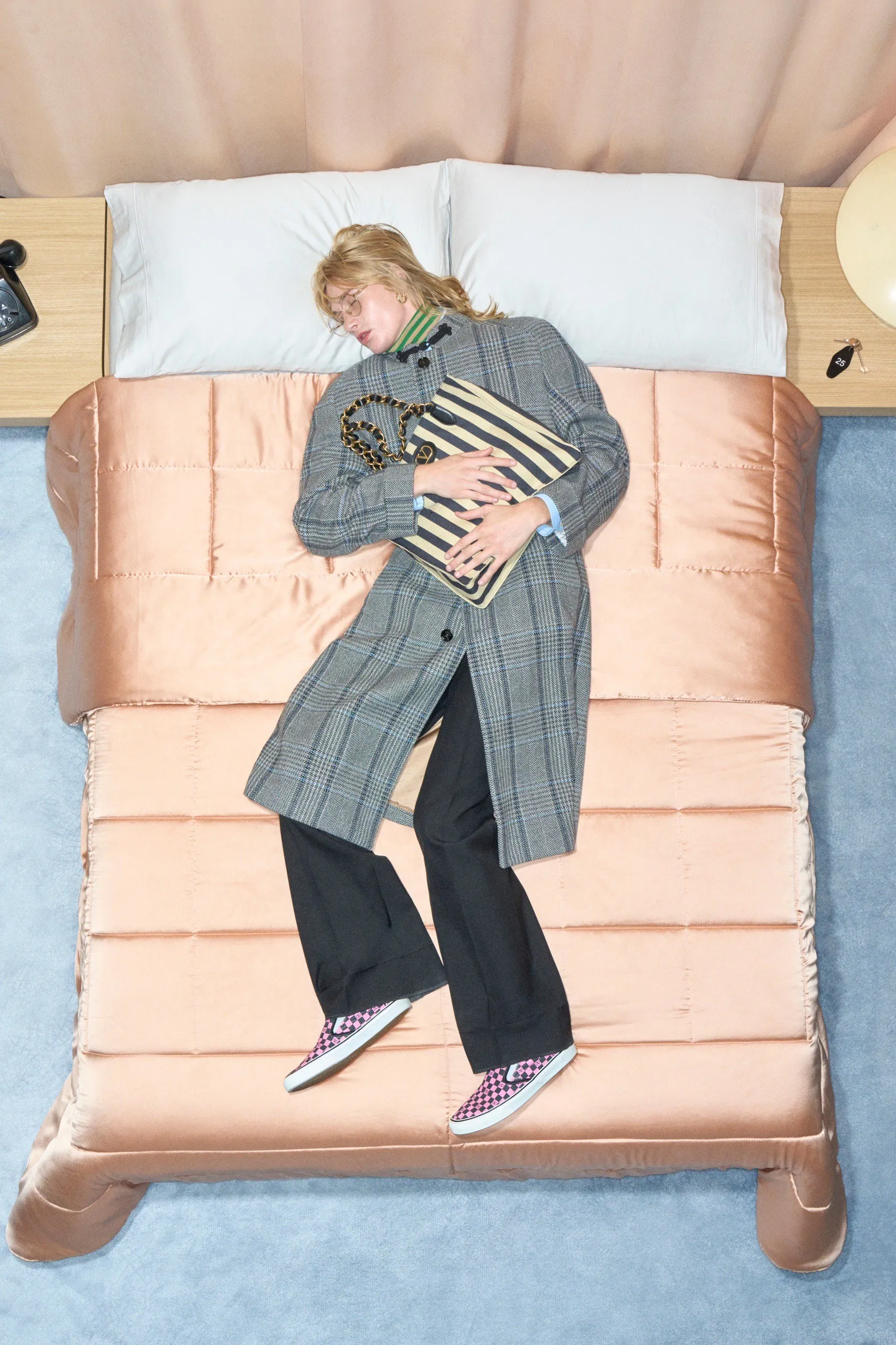 Valentino  รีสอร์ต คอนเซปต์นางแบบ นอนทอดยาวบนเตียง