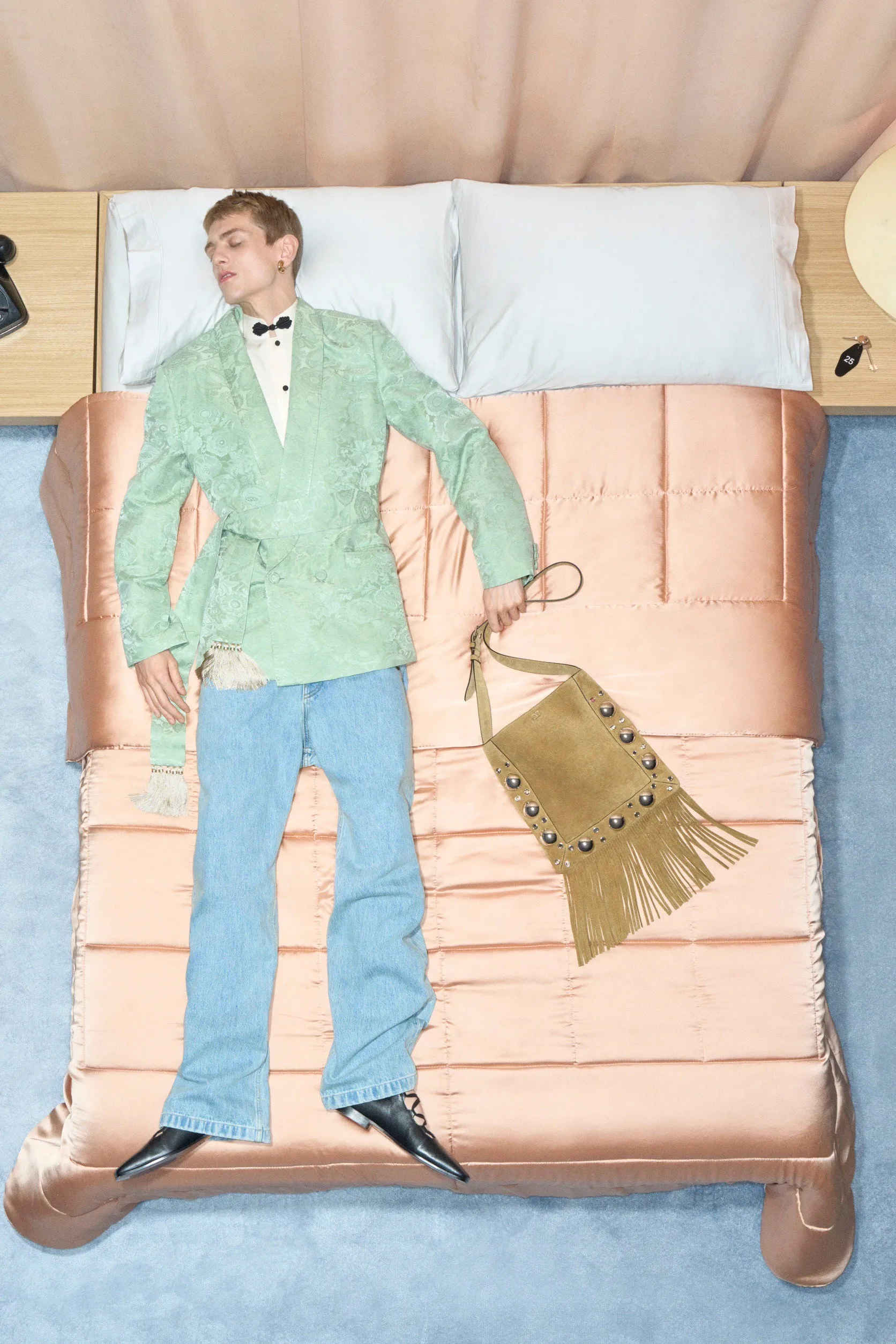 Valentino  รีสอร์ต คอนเซปต์นางแบบ นอนทอดยาวบนเตียง
