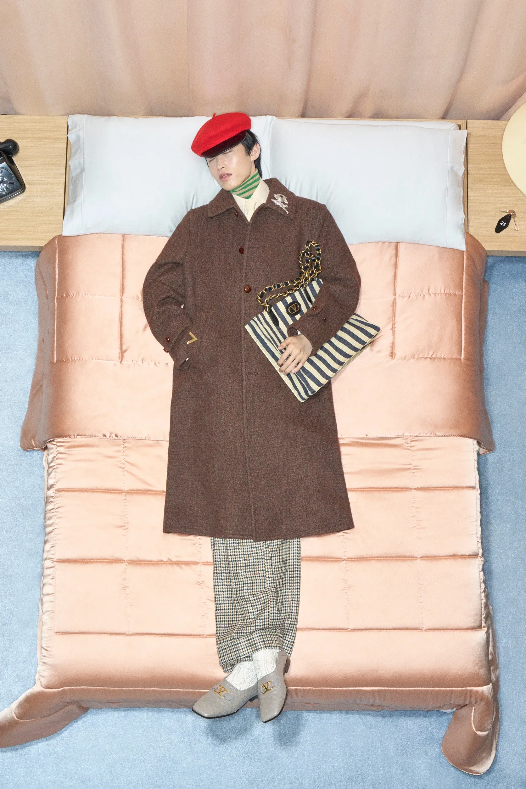 Valentino  รีสอร์ต คอนเซปต์นางแบบ นอนทอดยาวบนเตียง