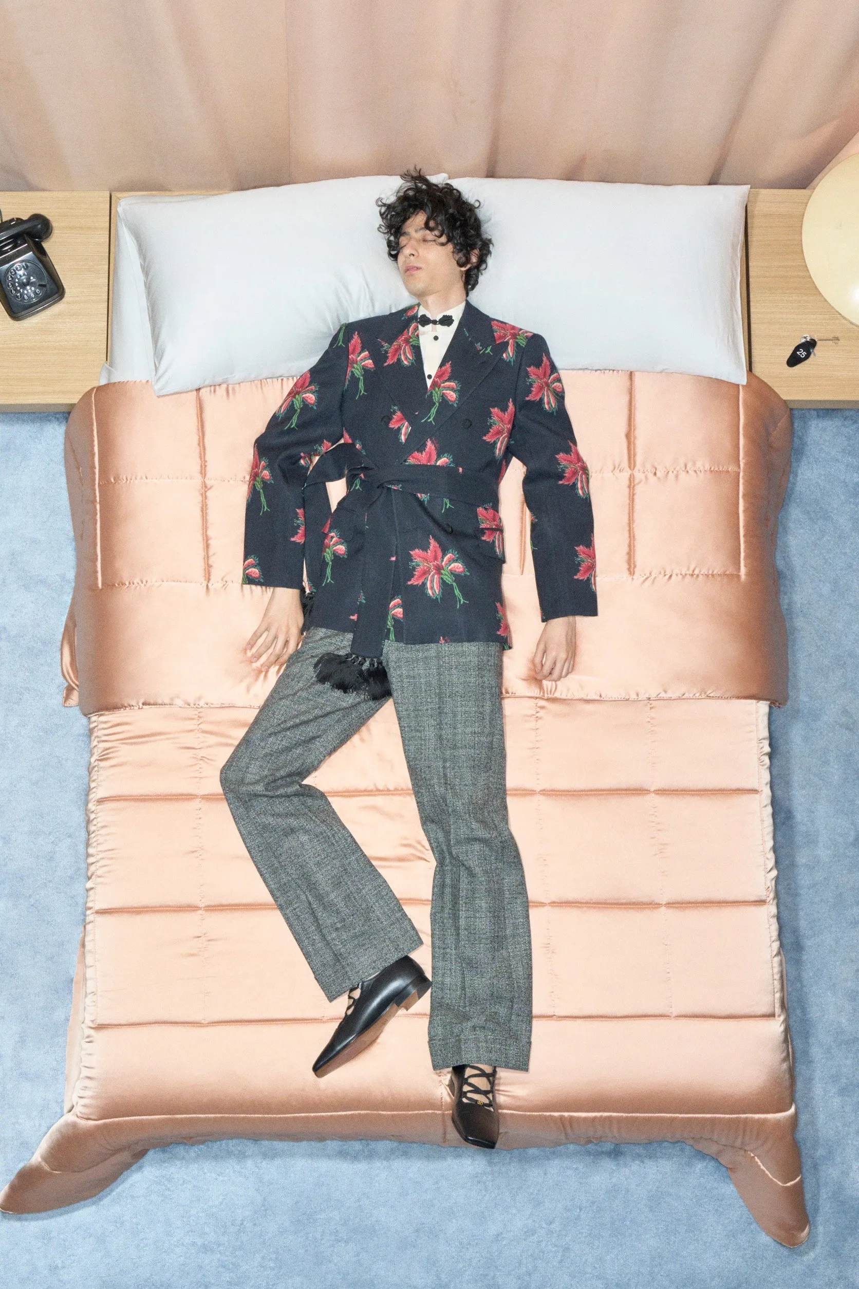 Valentino  รีสอร์ต คอนเซปต์นางแบบ นอนทอดยาวบนเตียง