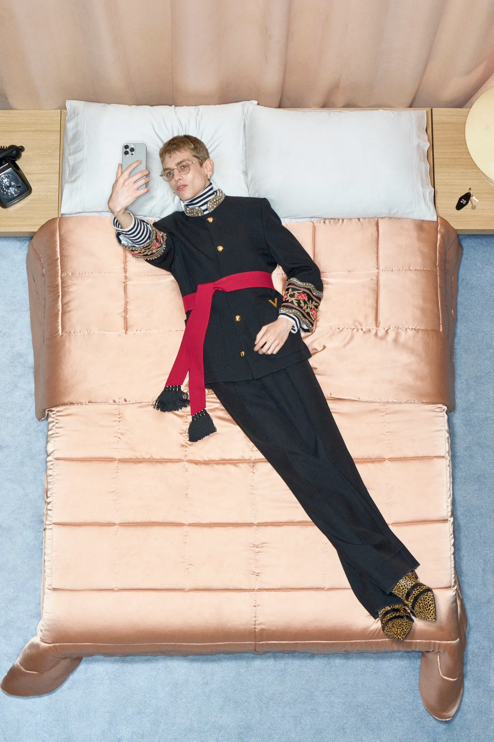 Valentino  รีสอร์ต คอนเซปต์นางแบบ นอนทอดยาวบนเตียง