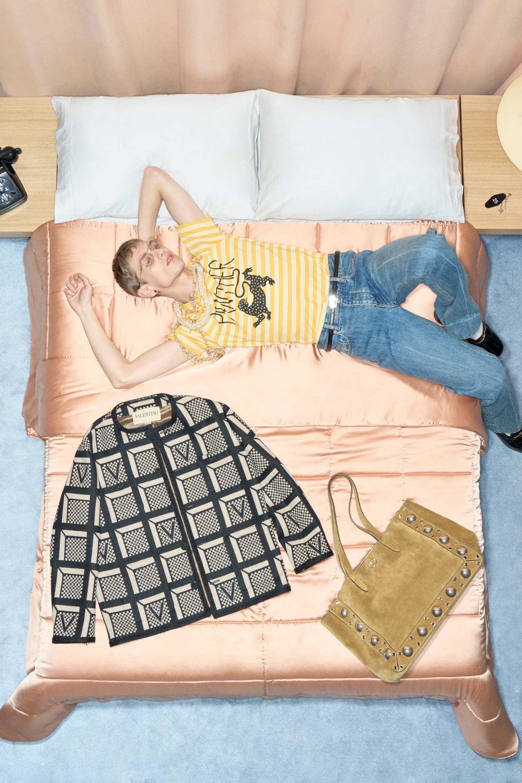 Valentino  รีสอร์ต คอนเซปต์นางแบบ นอนทอดยาวบนเตียง