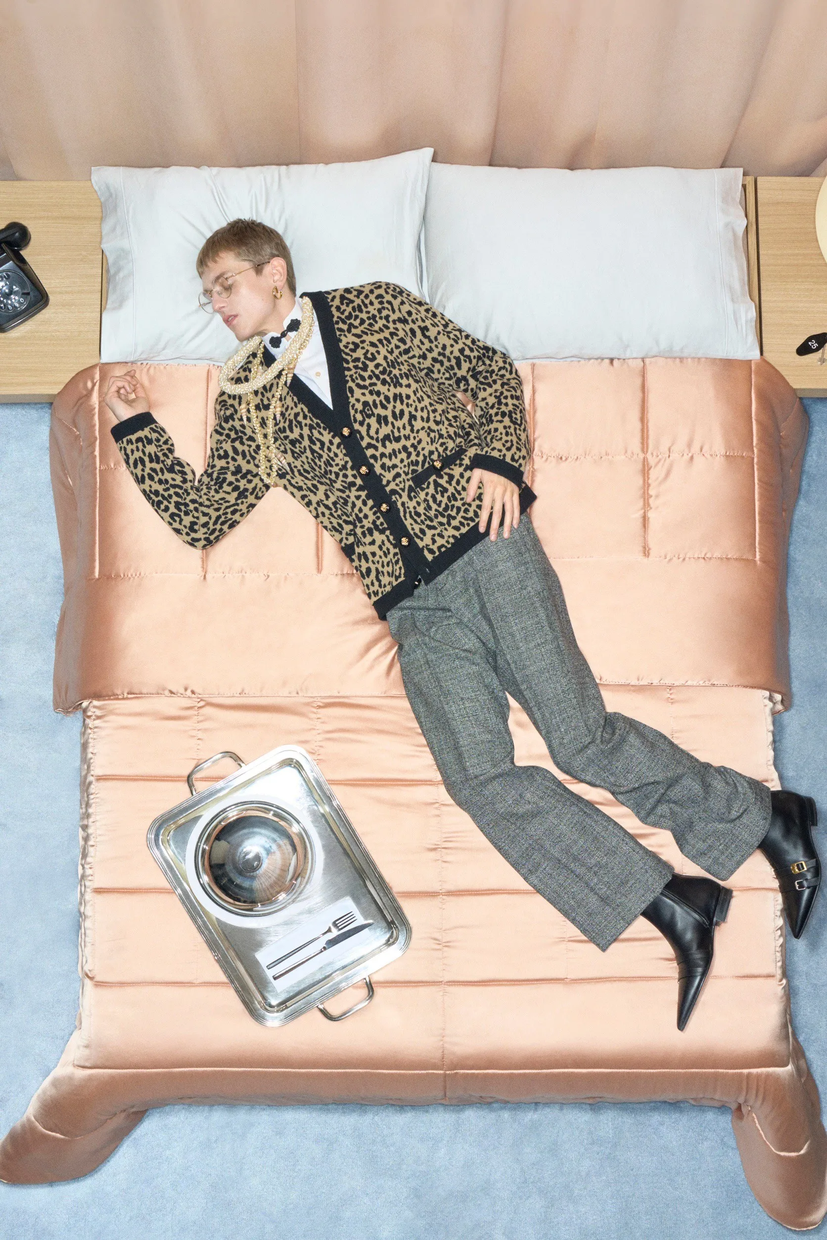 Valentino  รีสอร์ต คอนเซปต์นางแบบ นอนทอดยาวบนเตียง