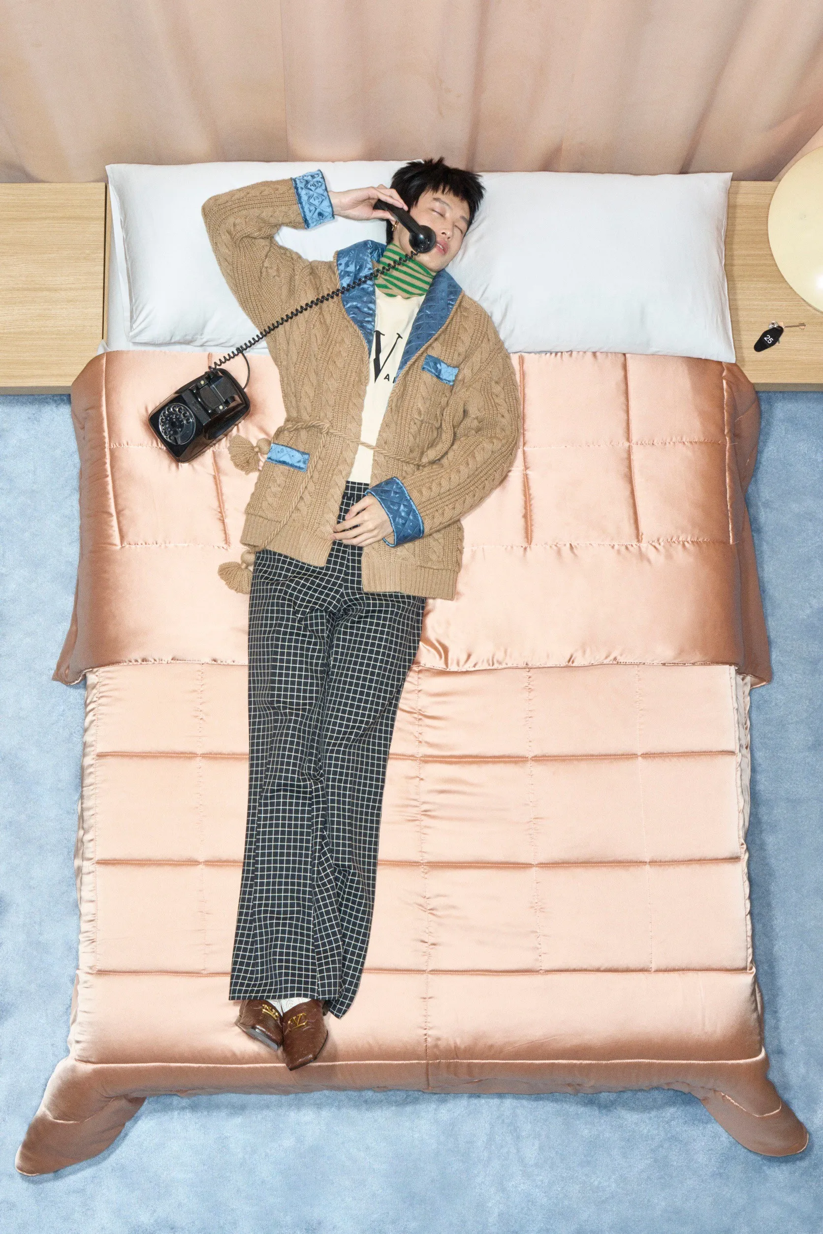 Valentino  รีสอร์ต คอนเซปต์นางแบบ นอนทอดยาวบนเตียง
