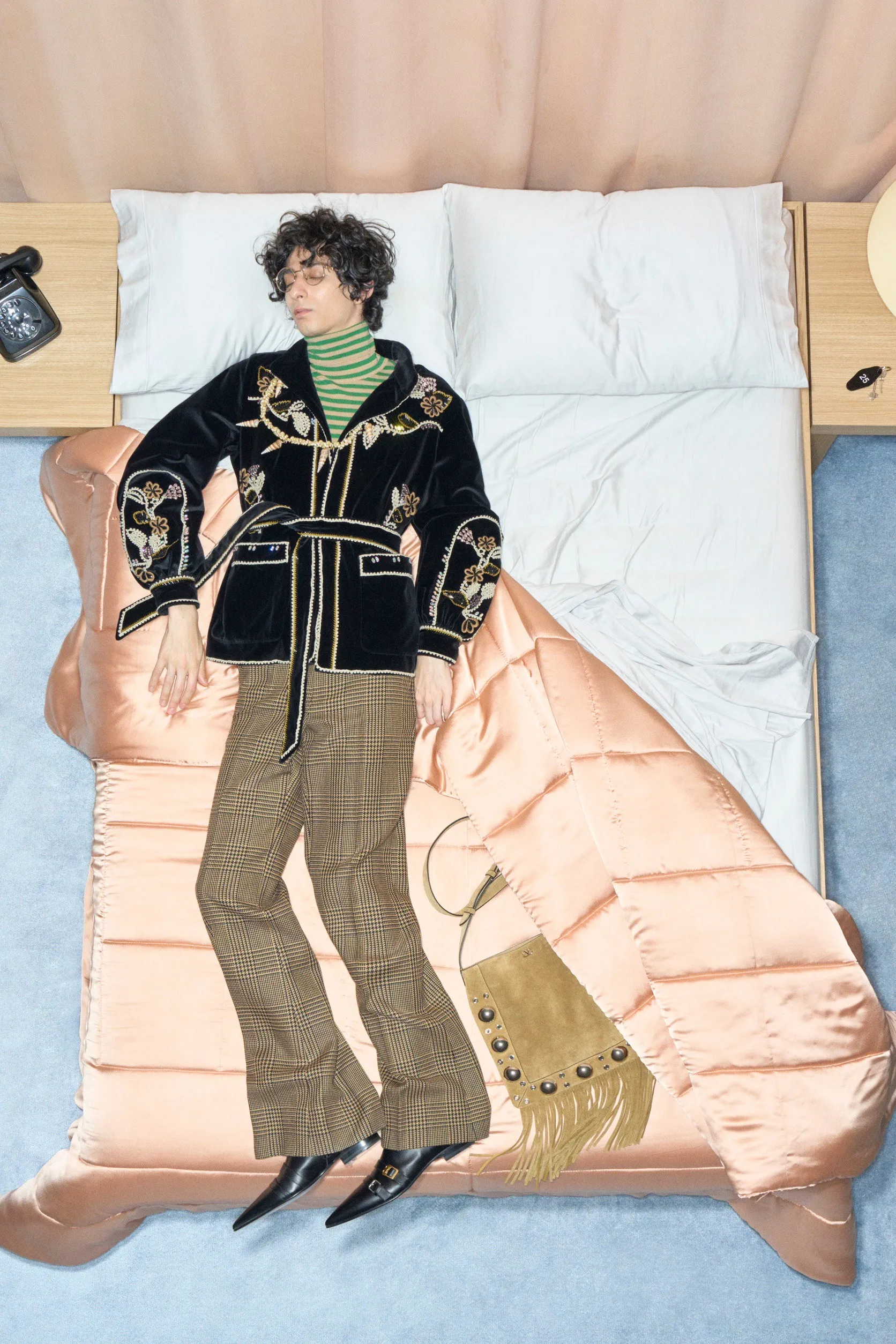 Valentino  รีสอร์ต คอนเซปต์นางแบบ นอนทอดยาวบนเตียง