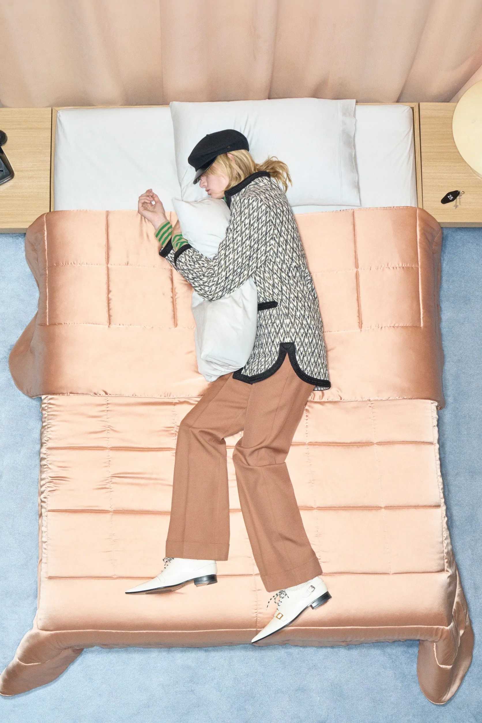Valentino  รีสอร์ต คอนเซปต์นางแบบ นอนทอดยาวบนเตียง