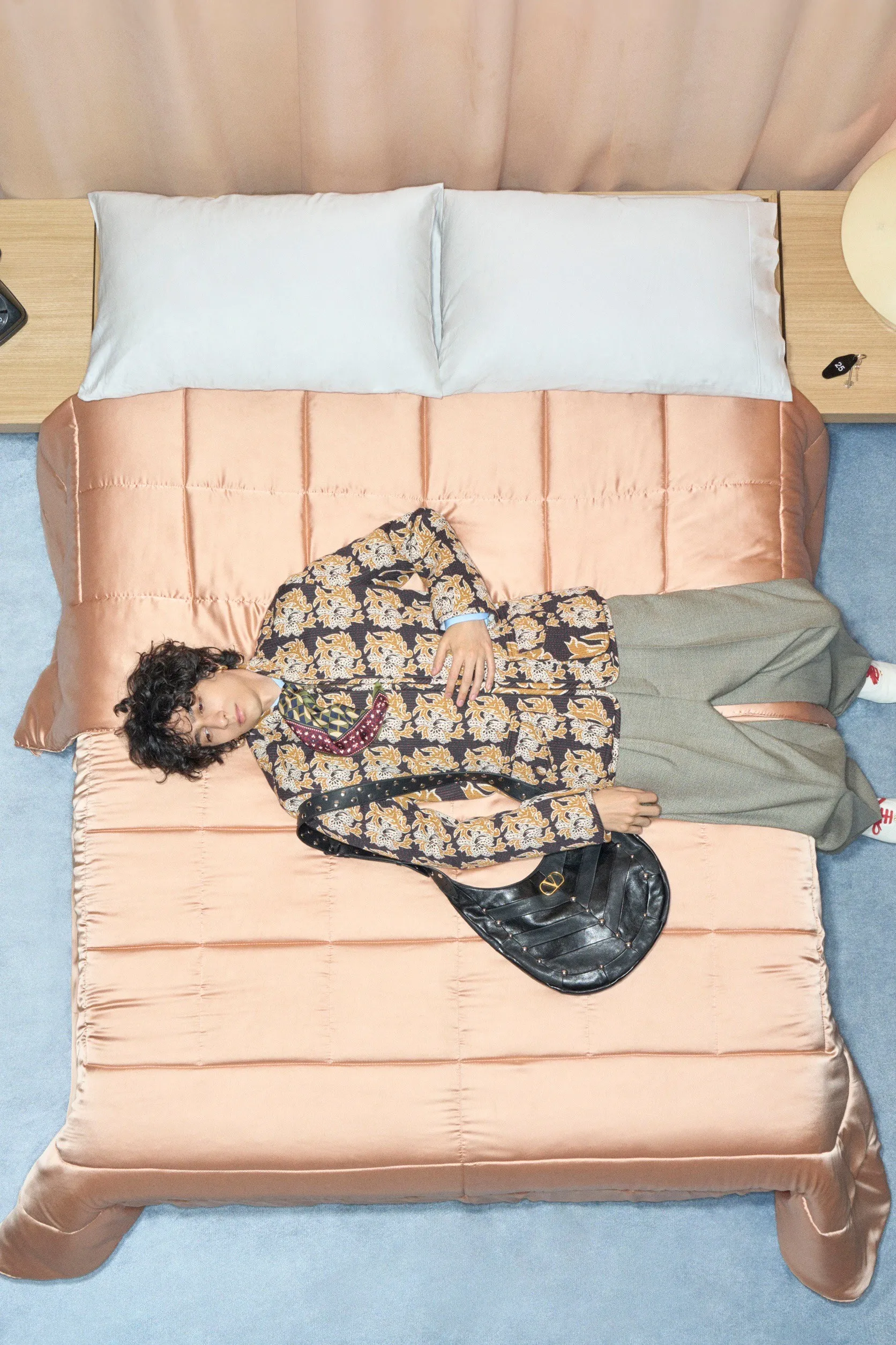 Valentino  รีสอร์ต คอนเซปต์นางแบบ นอนทอดยาวบนเตียง
