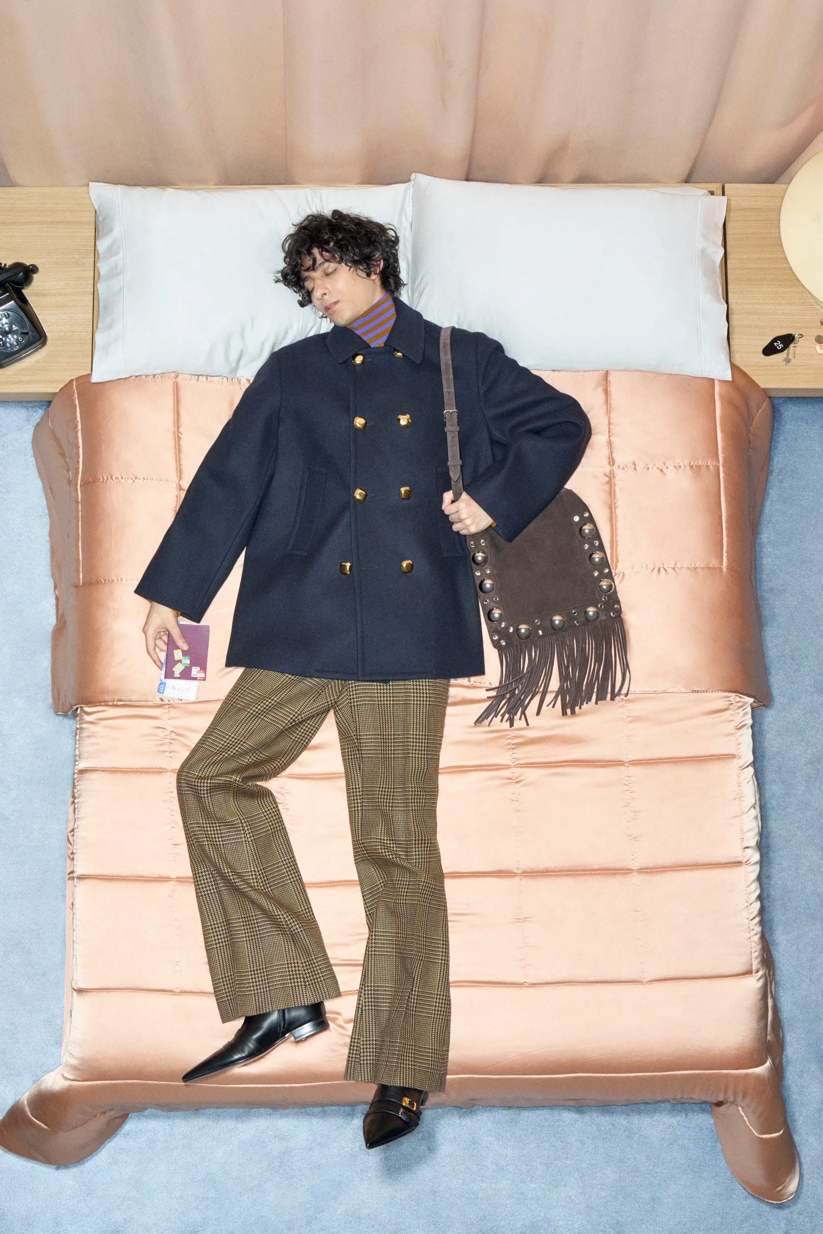 Valentino  รีสอร์ต คอนเซปต์นางแบบ นอนทอดยาวบนเตียง