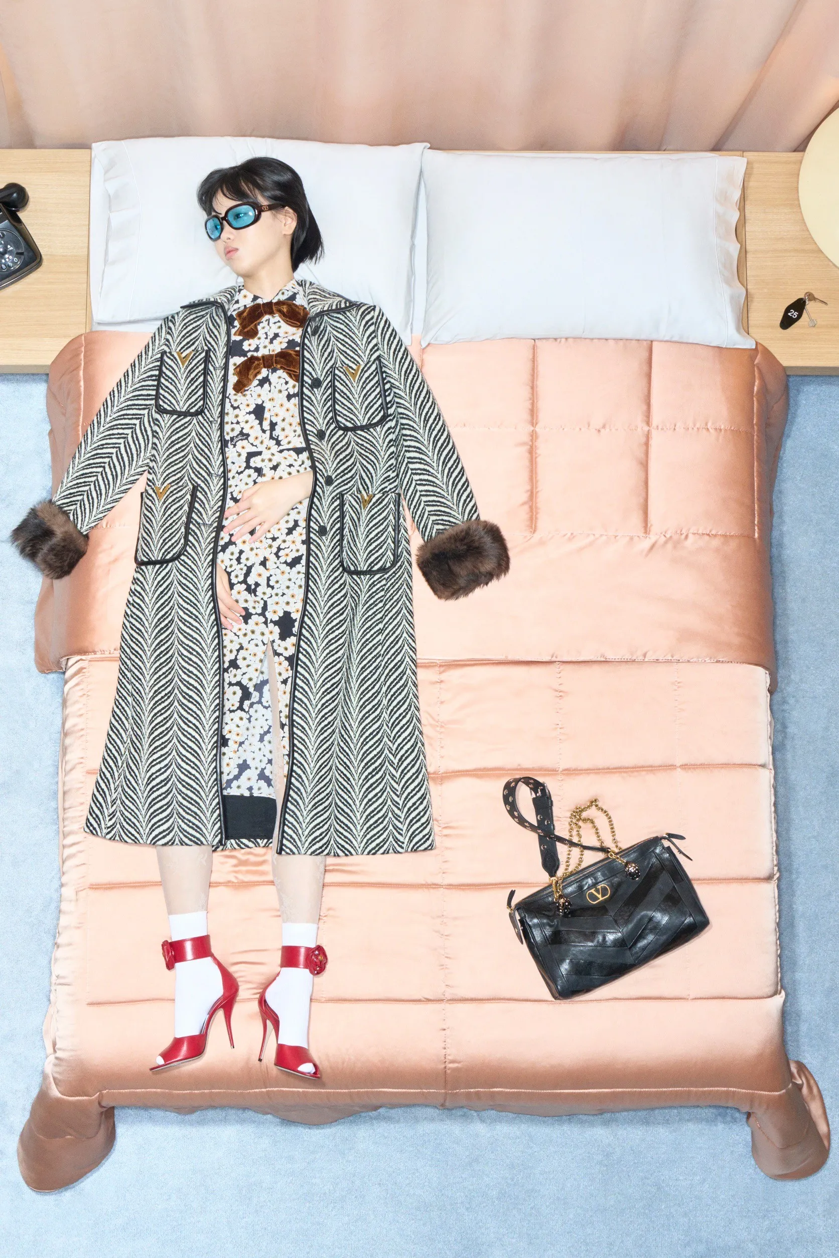 Valentino  รีสอร์ต คอนเซปต์นางแบบ นอนทอดยาวบนเตียง