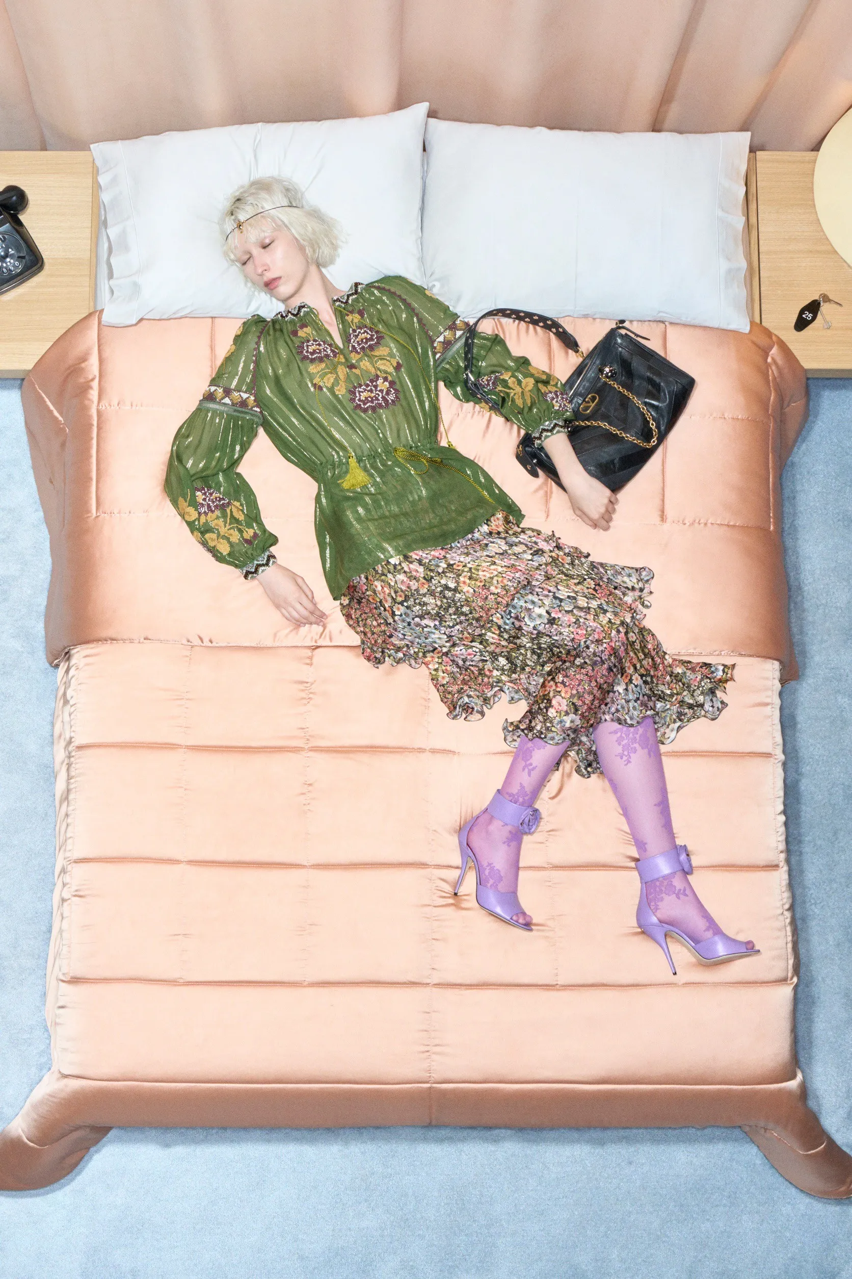 Valentino  รีสอร์ต คอนเซปต์นางแบบ นอนทอดยาวบนเตียง