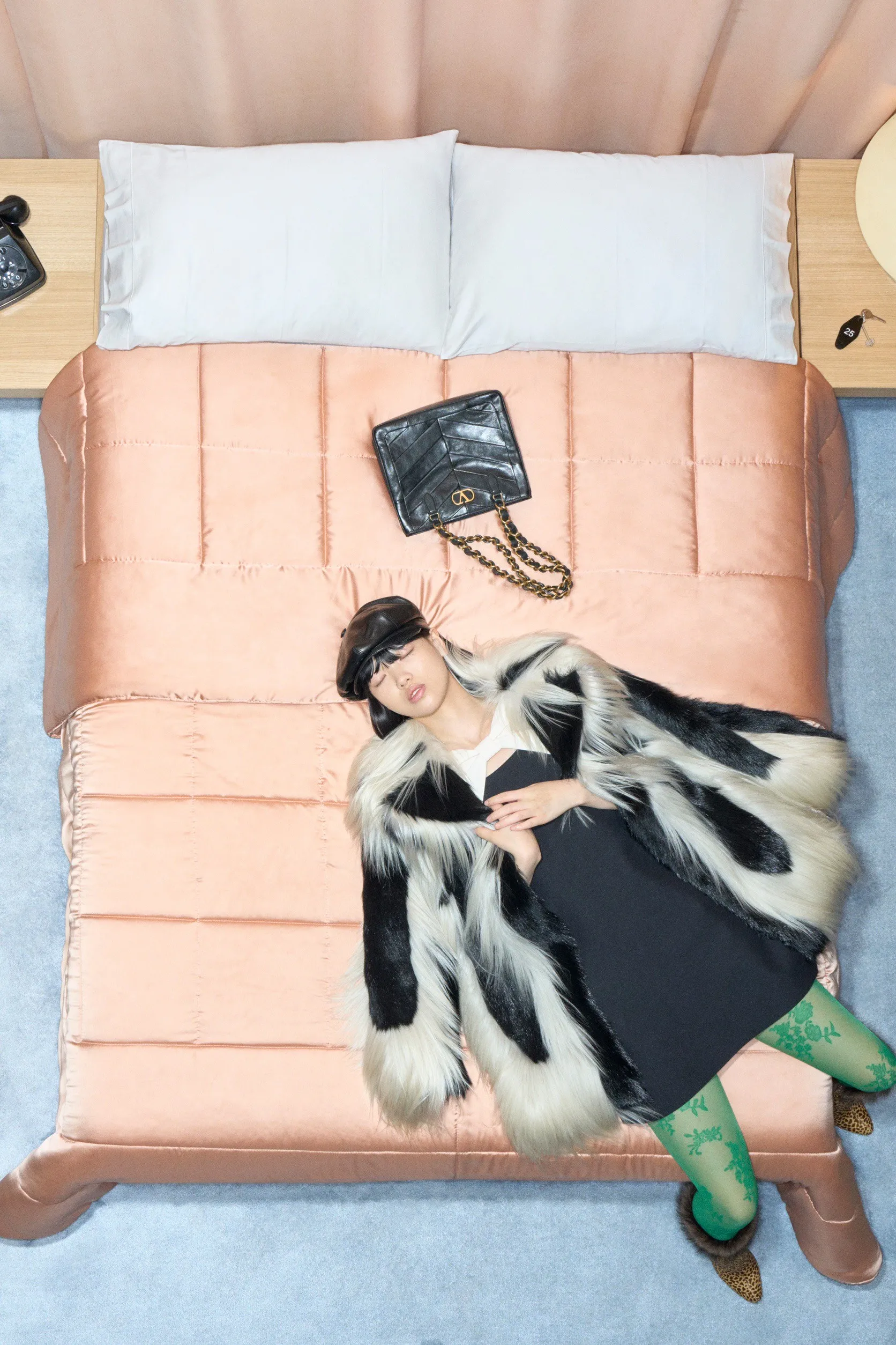 Valentino  รีสอร์ต คอนเซปต์นางแบบ นอนทอดยาวบนเตียง