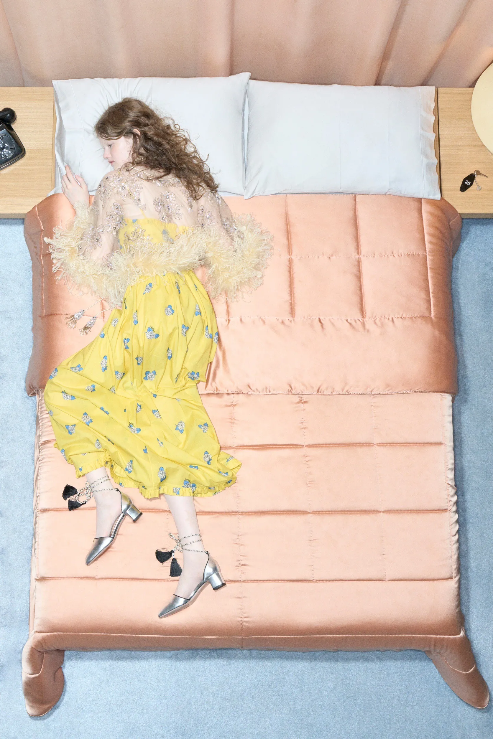Valentino  รีสอร์ต คอนเซปต์นางแบบ นอนทอดยาวบนเตียง