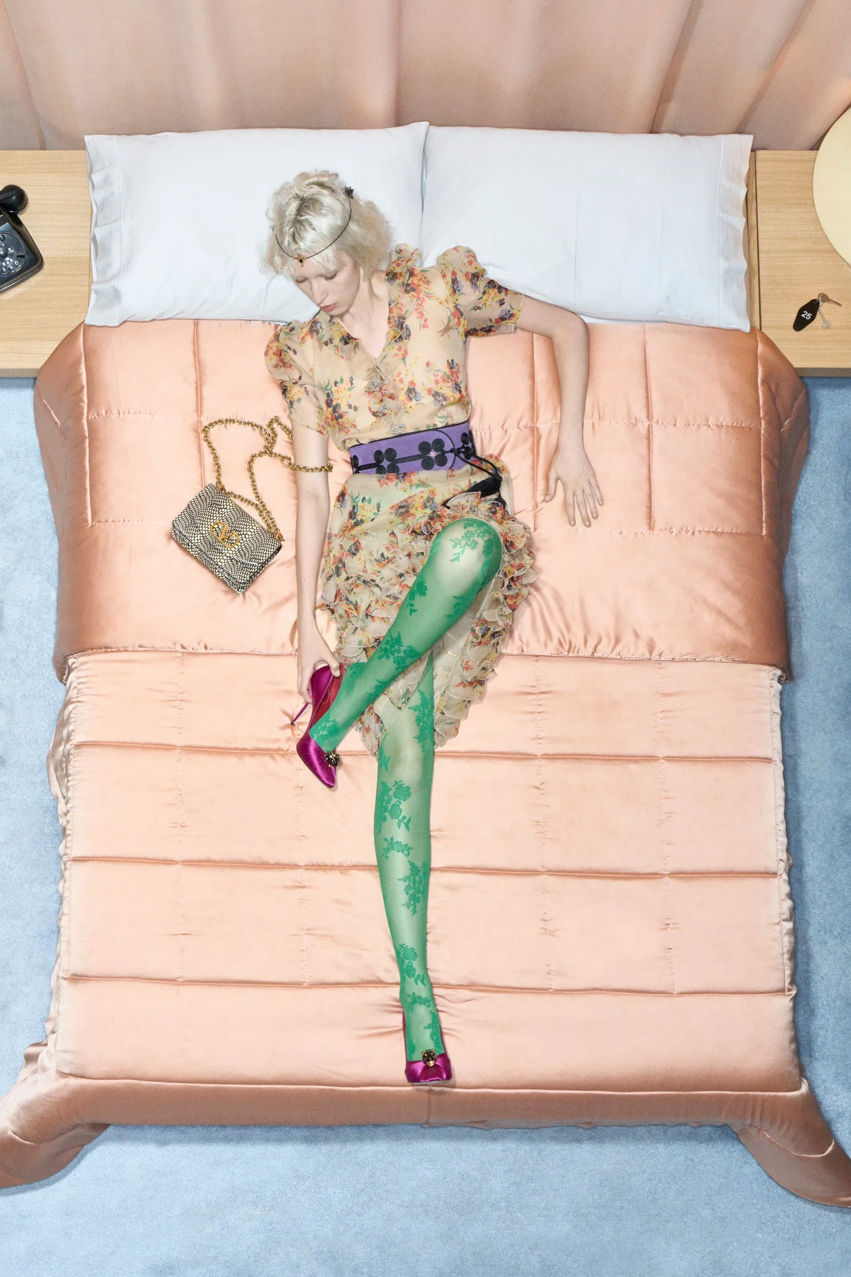 Valentino  รีสอร์ต คอนเซปต์นางแบบ นอนทอดยาวบนเตียง