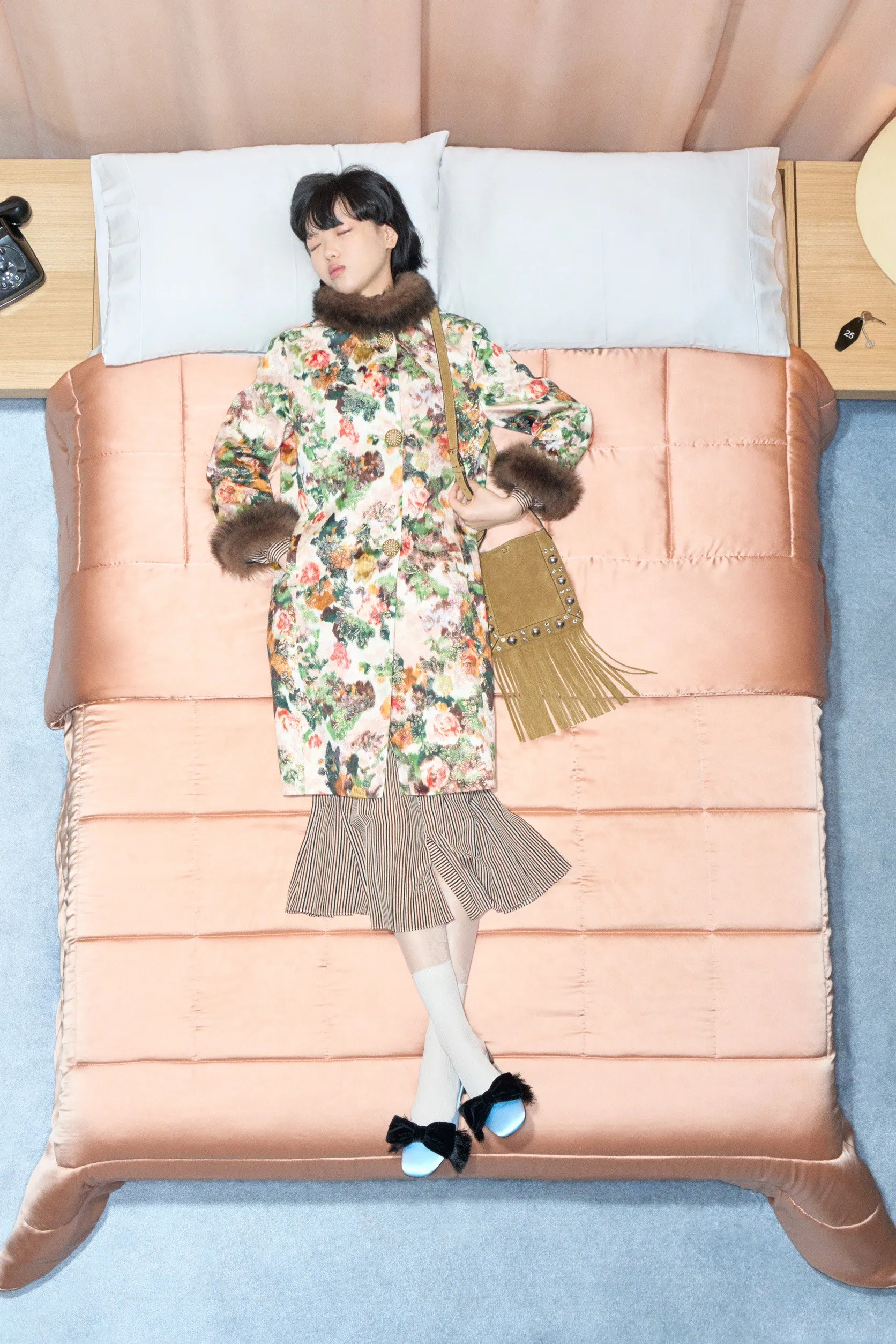 Valentino  รีสอร์ต คอนเซปต์นางแบบ นอนทอดยาวบนเตียง