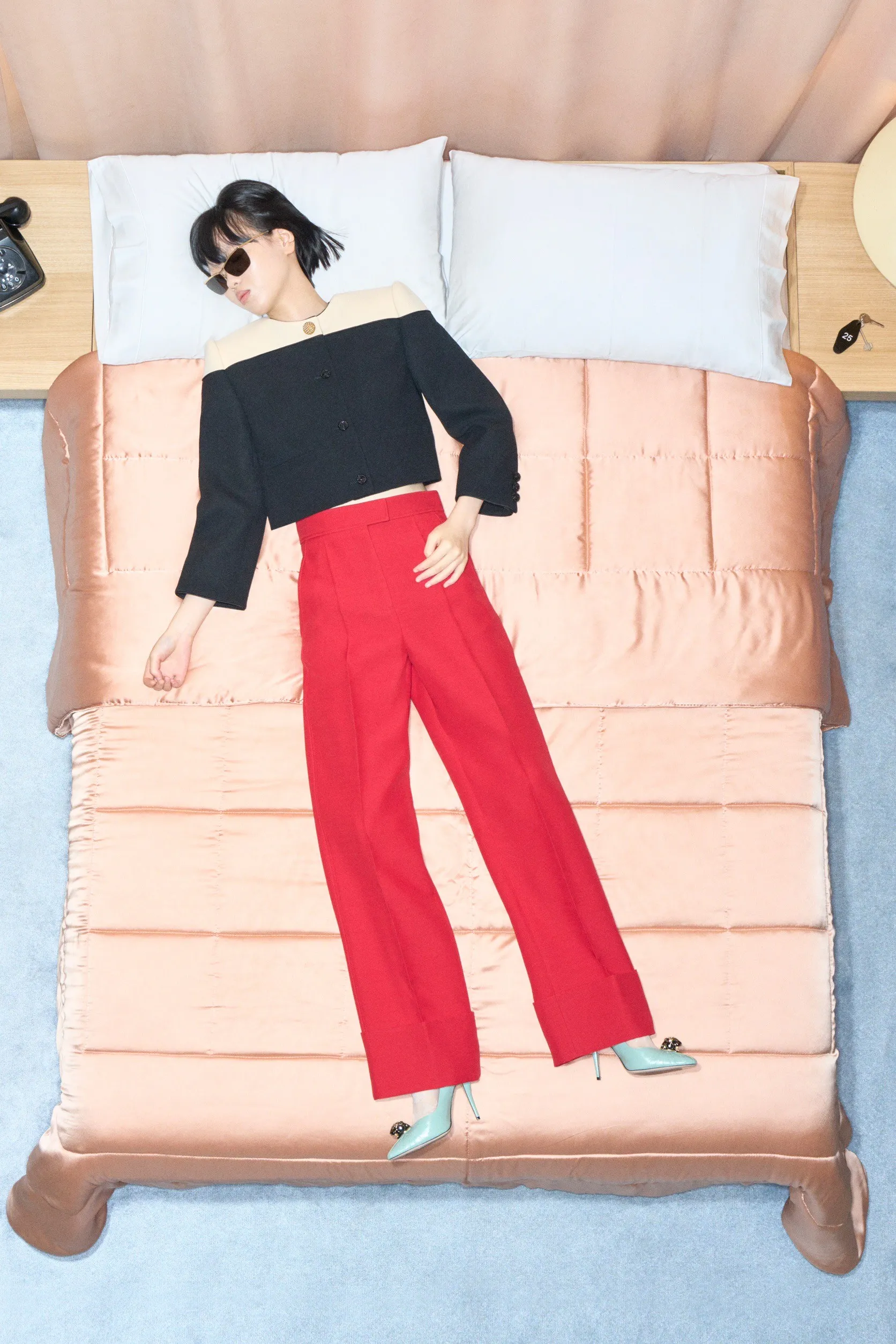 Valentino  รีสอร์ต คอนเซปต์นางแบบ นอนทอดยาวบนเตียง