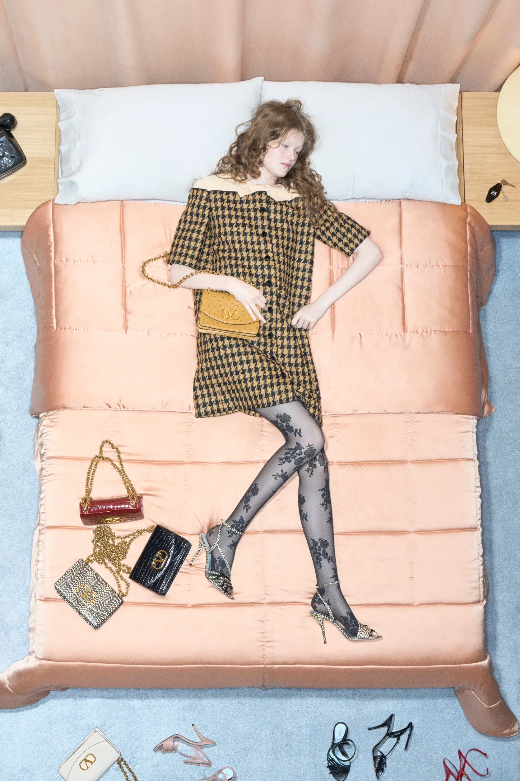 Valentino  รีสอร์ต คอนเซปต์นางแบบ นอนทอดยาวบนเตียง