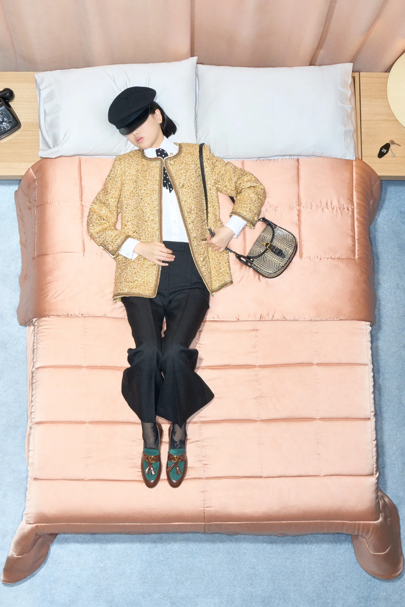 Valentino  รีสอร์ต คอนเซปต์นางแบบ นอนทอดยาวบนเตียง