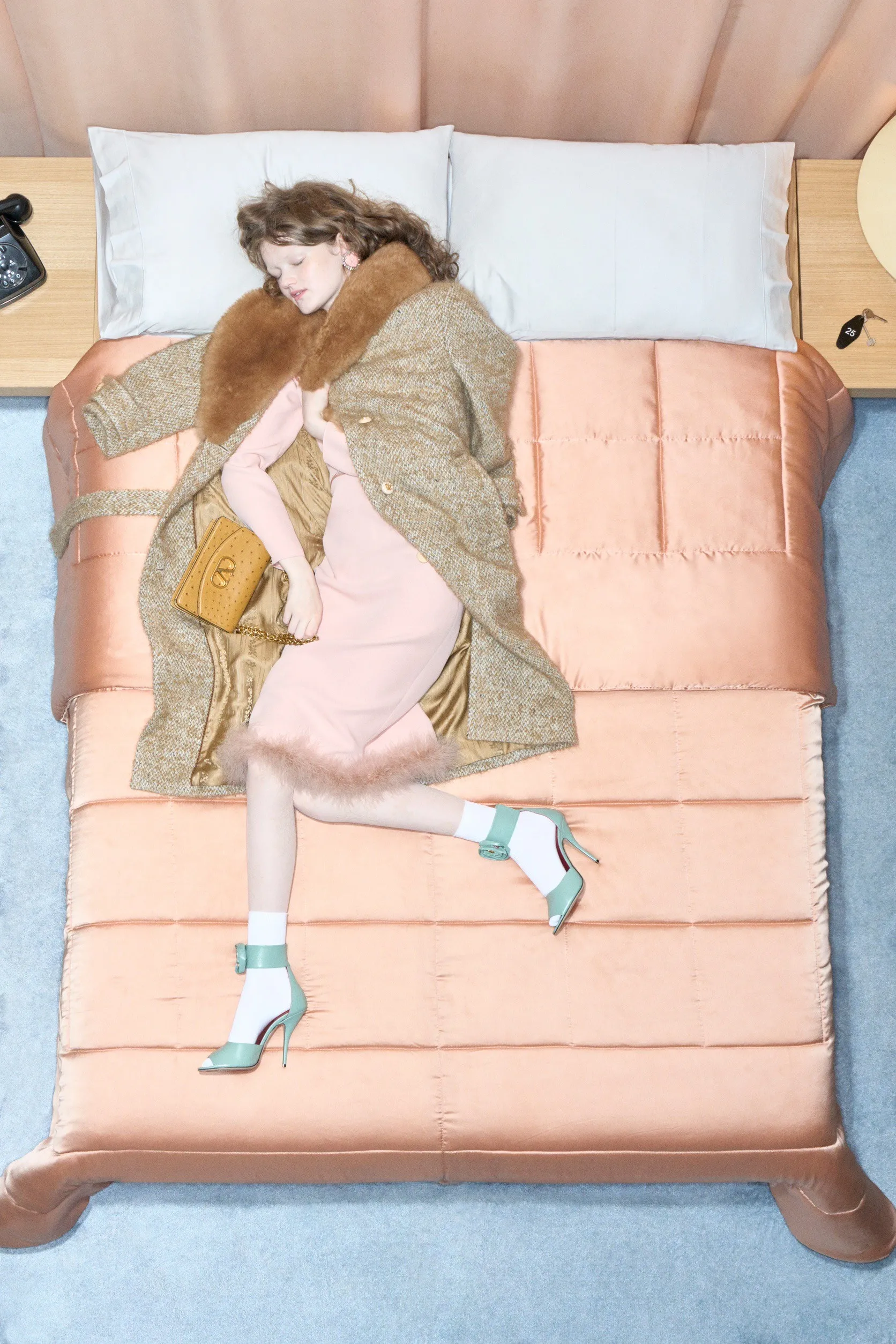 Valentino  รีสอร์ต คอนเซปต์นางแบบ นอนทอดยาวบนเตียง