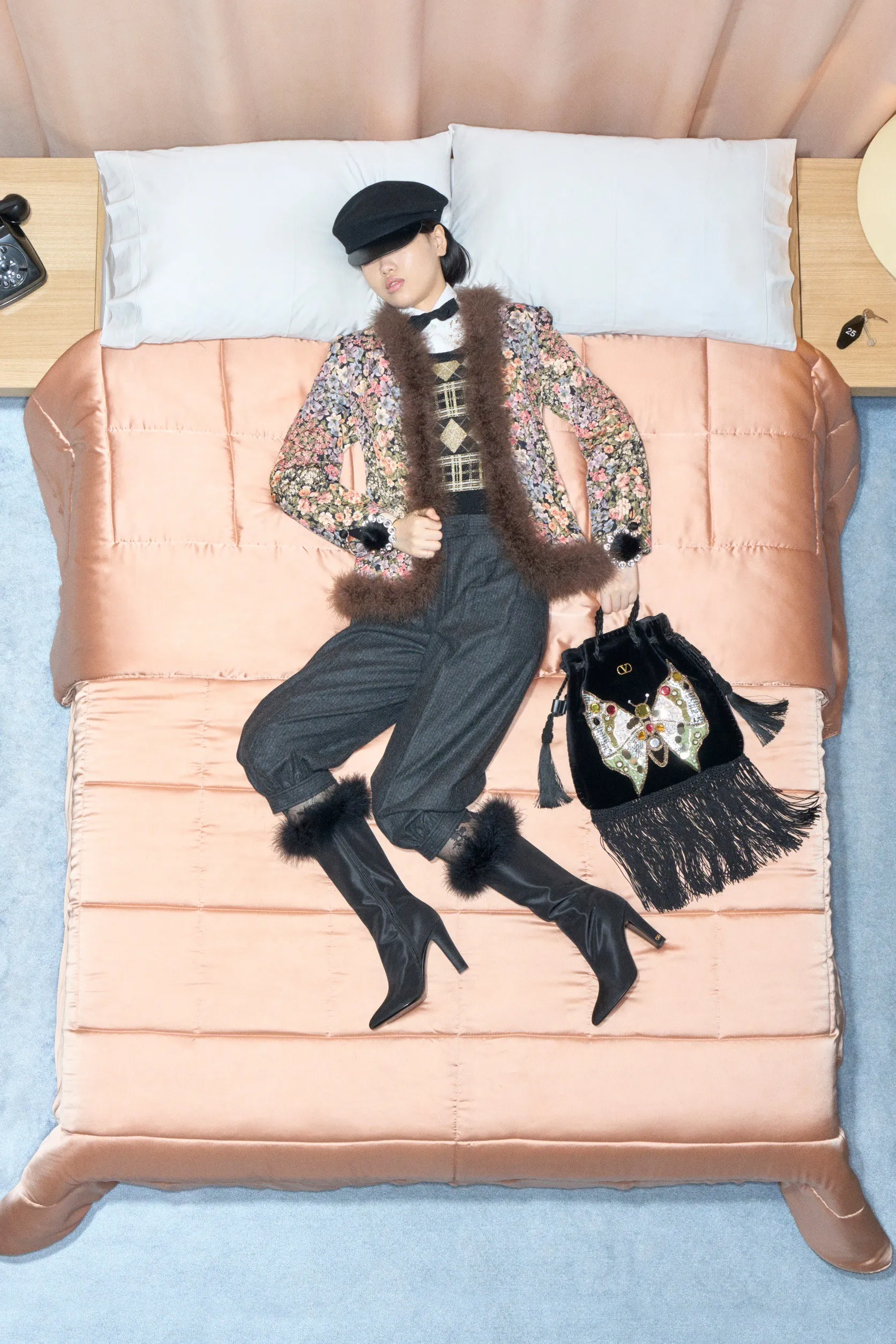 Valentino  รีสอร์ต คอนเซปต์นางแบบ นอนทอดยาวบนเตียง