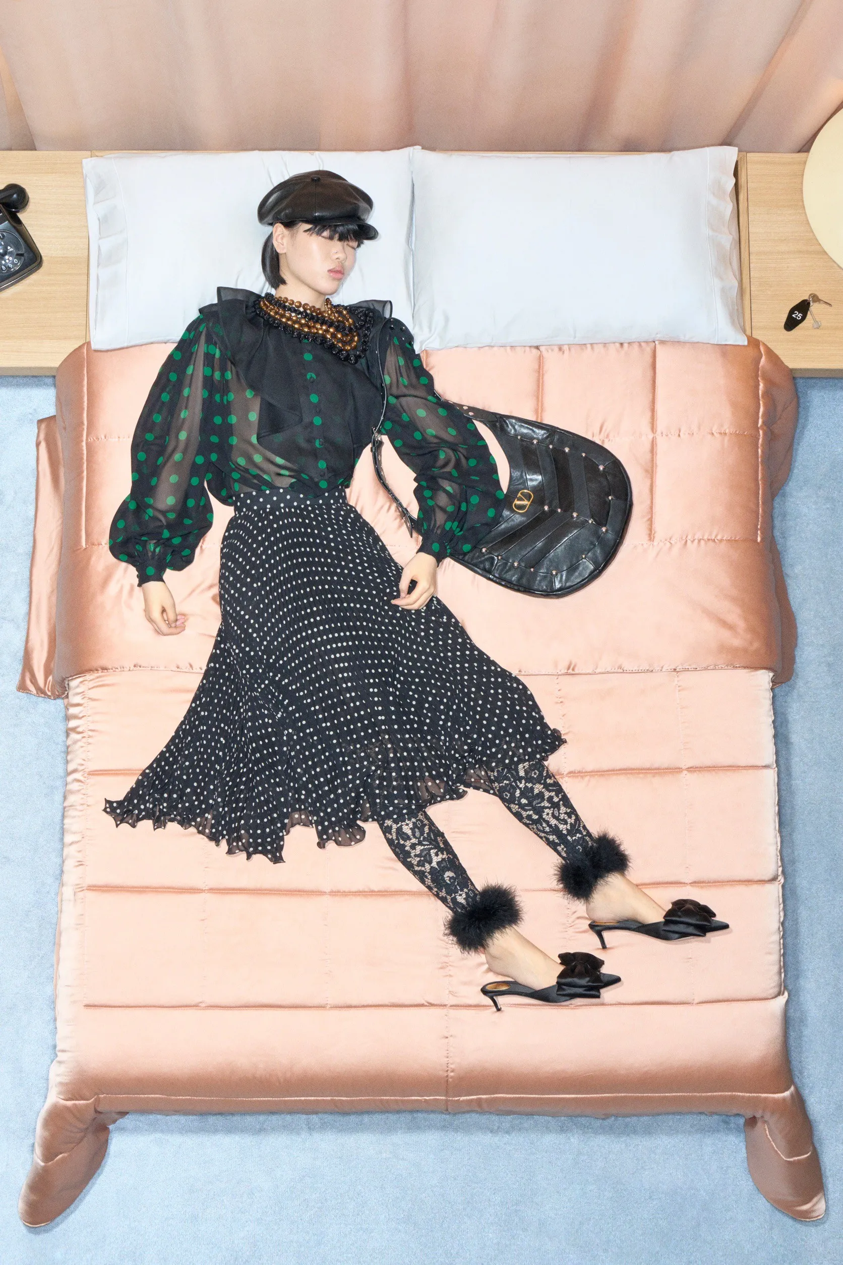 Valentino  รีสอร์ต คอนเซปต์นางแบบ นอนทอดยาวบนเตียง