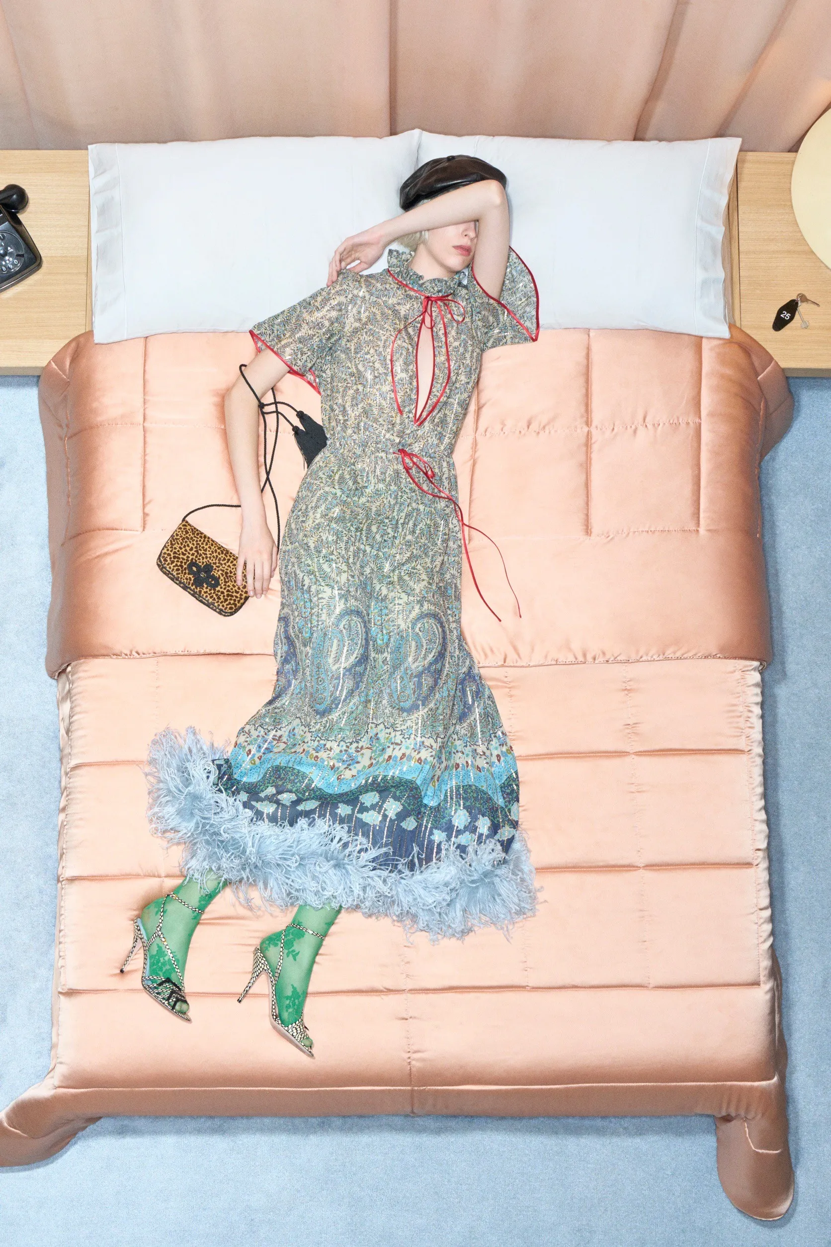 Valentino  รีสอร์ต คอนเซปต์นางแบบ นอนทอดยาวบนเตียง