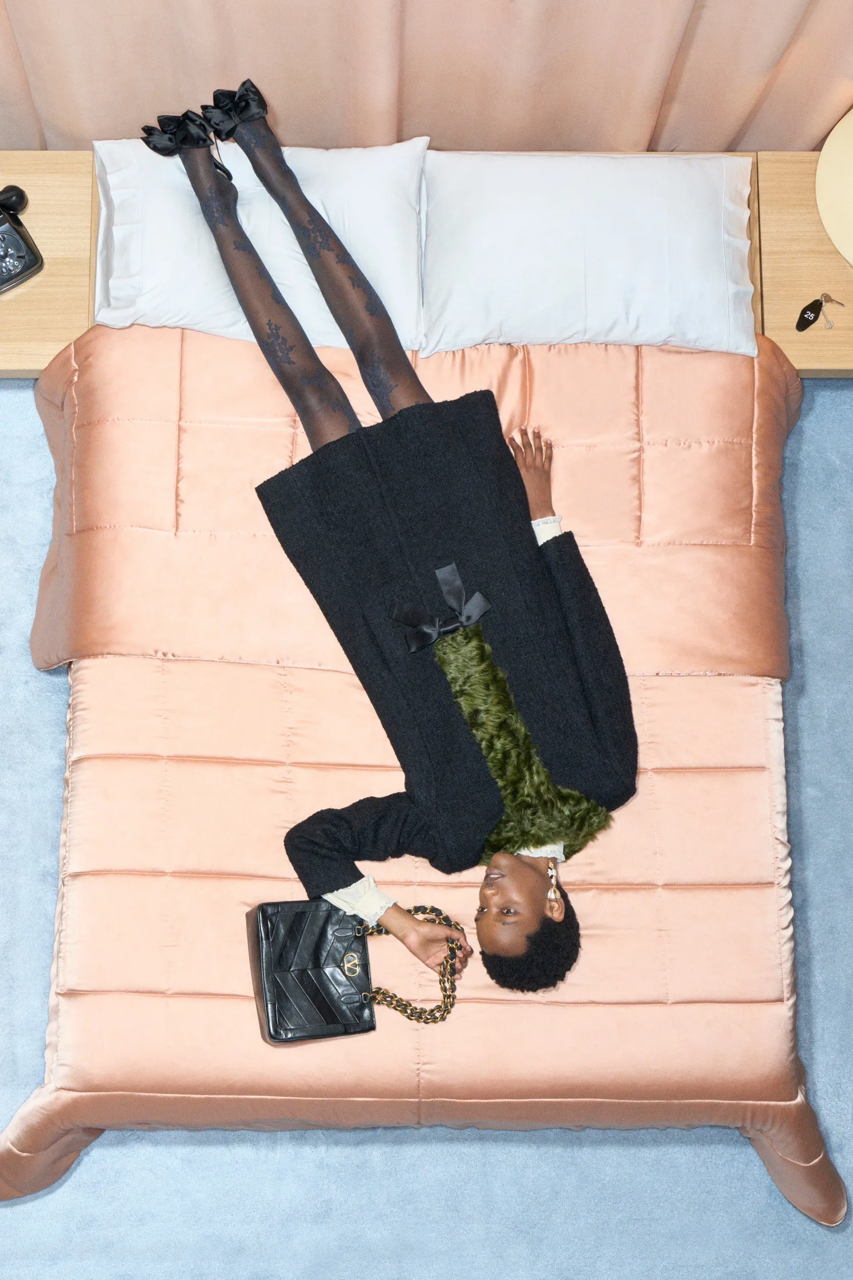 Valentino  รีสอร์ต คอนเซปต์นางแบบ นอนทอดยาวบนเตียง