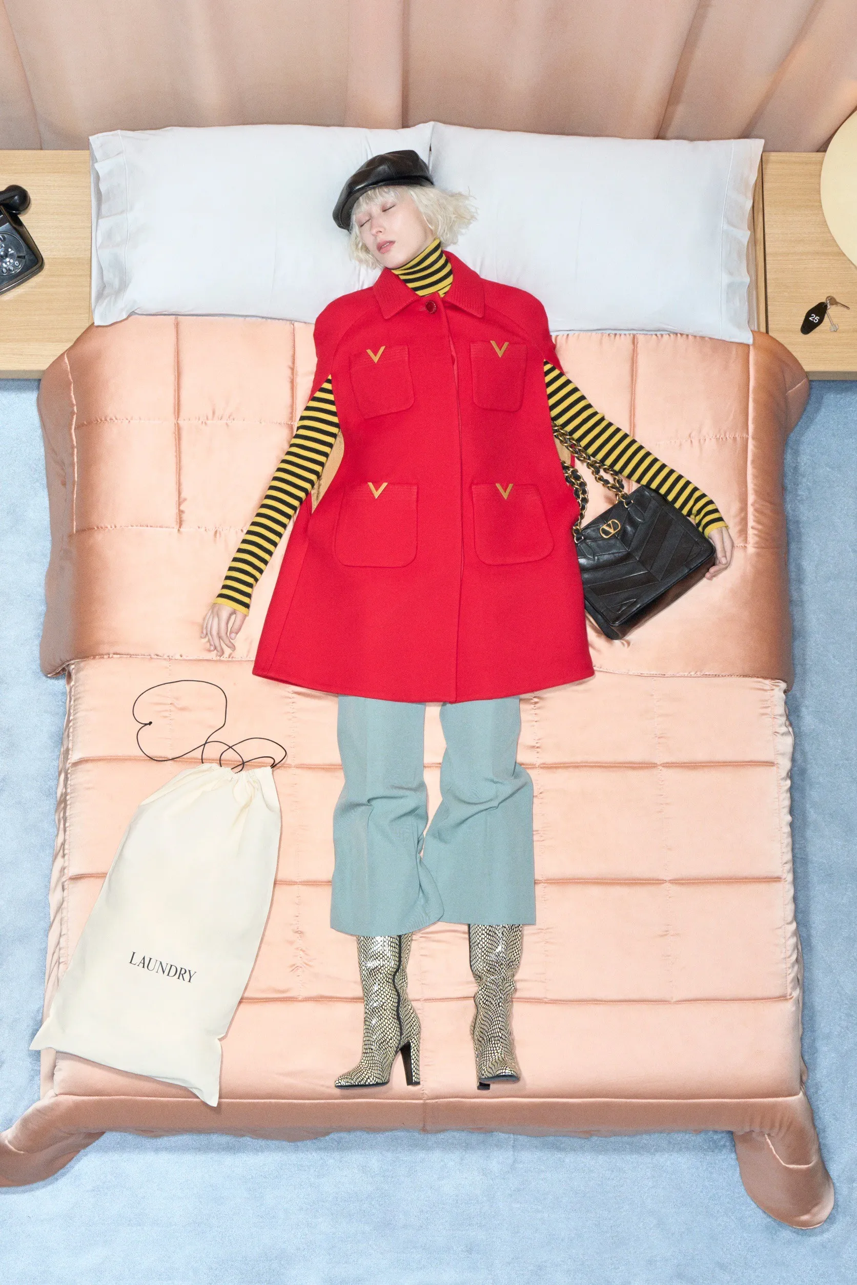 Valentino  รีสอร์ต คอนเซปต์นางแบบ นอนทอดยาวบนเตียง