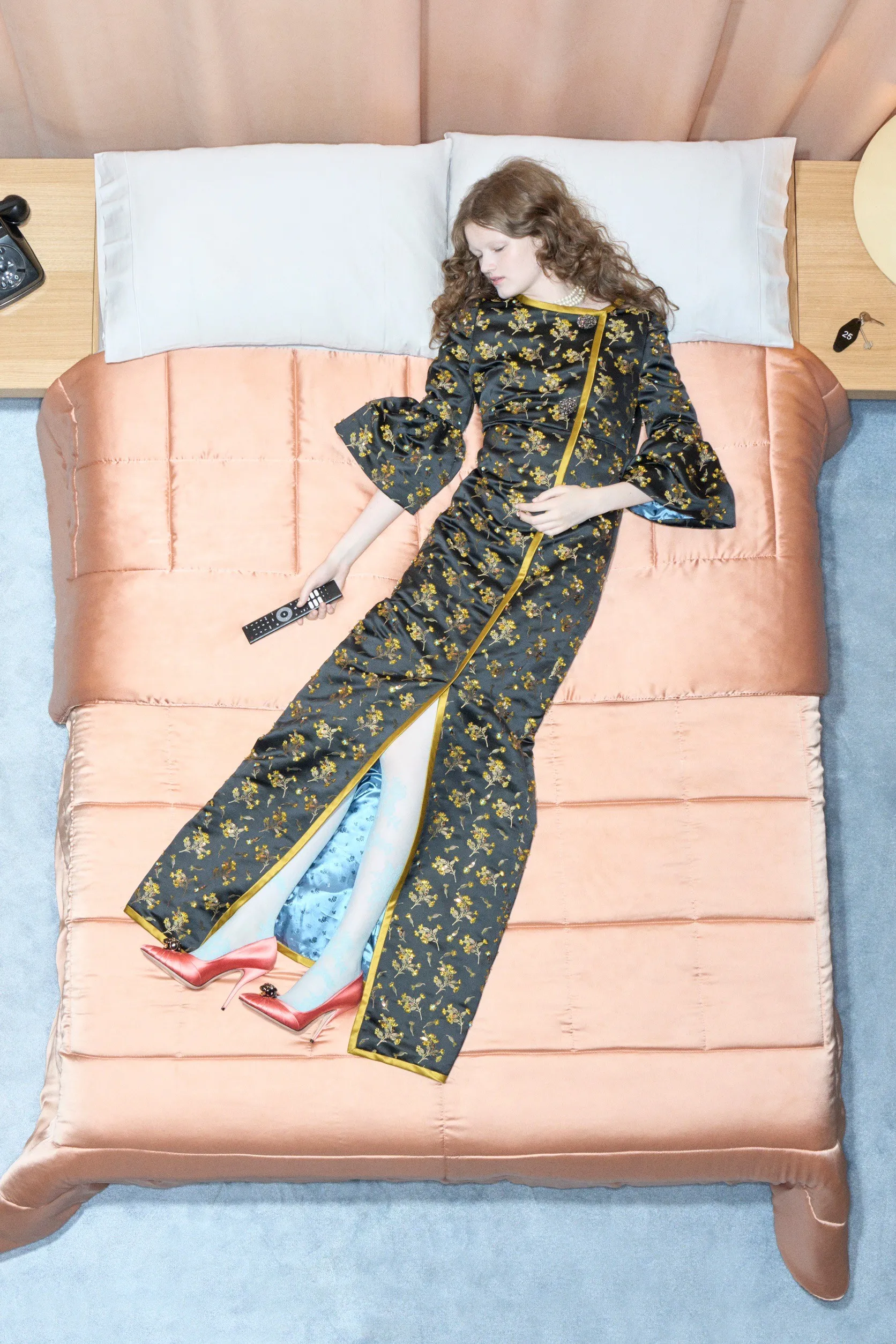 Valentino  รีสอร์ต คอนเซปต์นางแบบ นอนทอดยาวบนเตียง