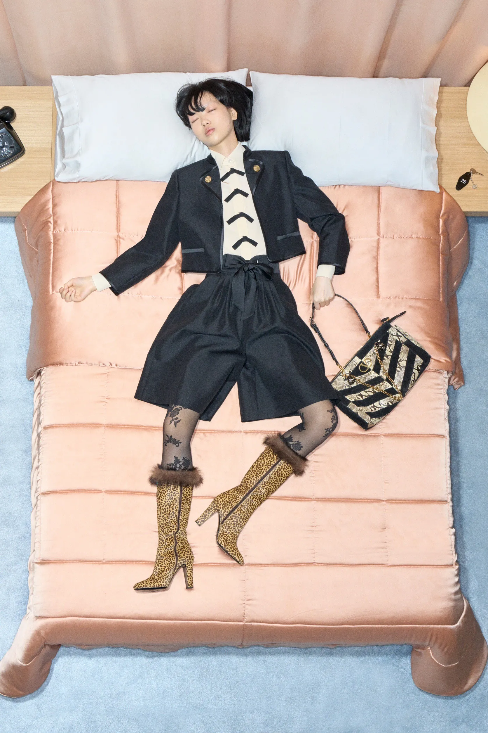 Valentino  รีสอร์ต คอนเซปต์นางแบบ นอนทอดยาวบนเตียง