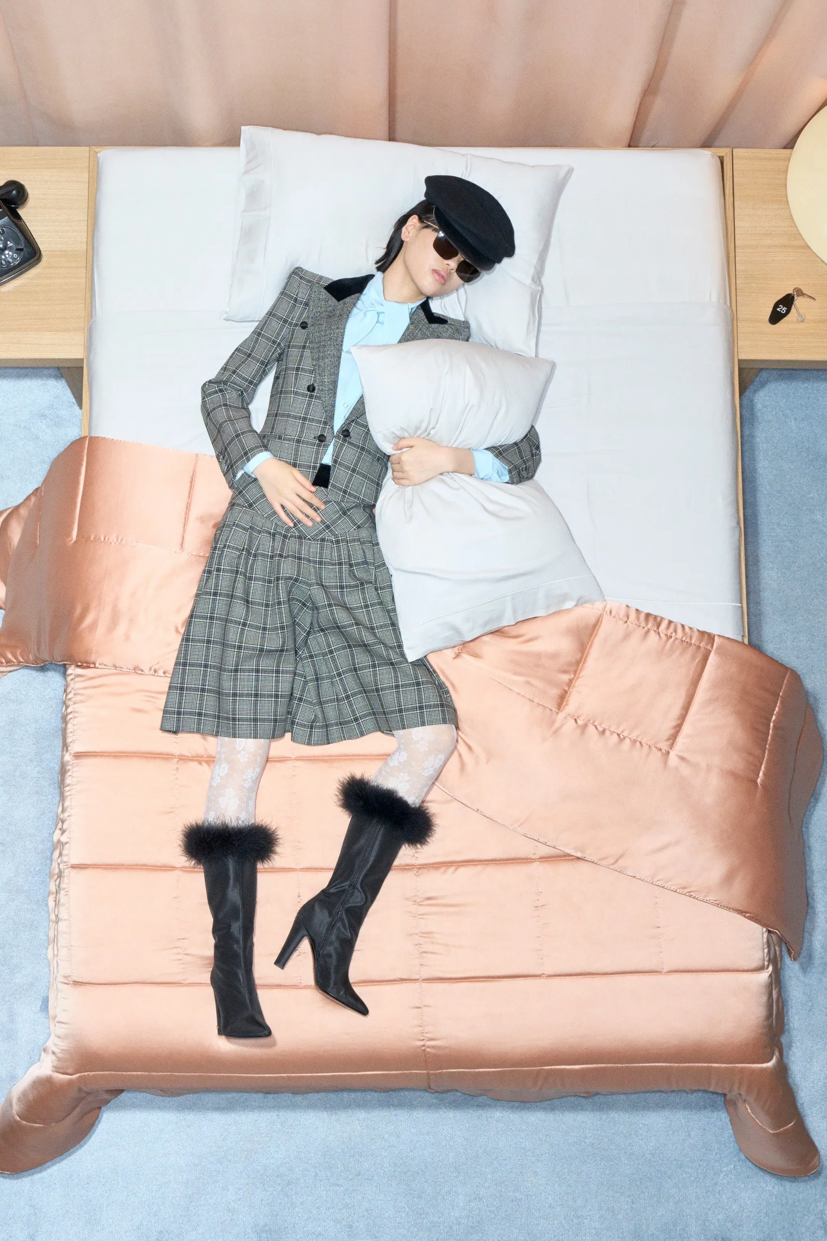 Valentino  รีสอร์ต คอนเซปต์นางแบบ นอนทอดยาวบนเตียง