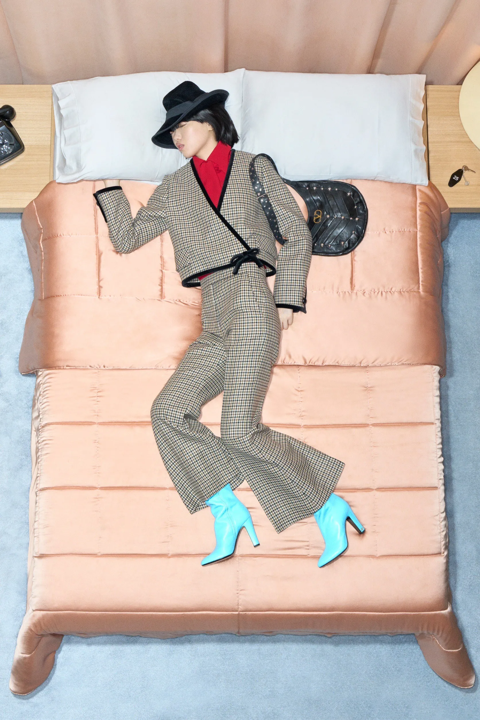Valentino  รีสอร์ต คอนเซปต์นางแบบ นอนทอดยาวบนเตียง