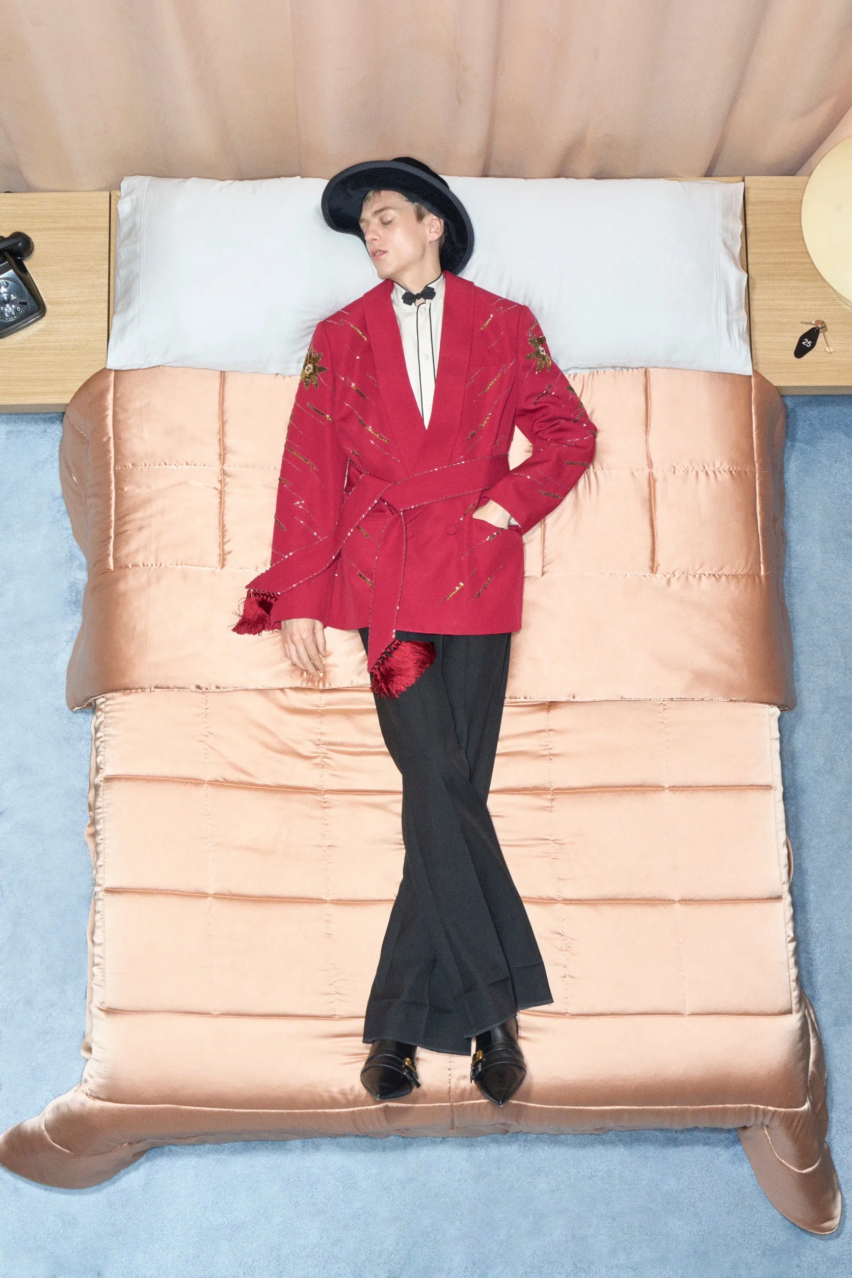 Valentino  รีสอร์ต คอนเซปต์นางแบบ นอนทอดยาวบนเตียง