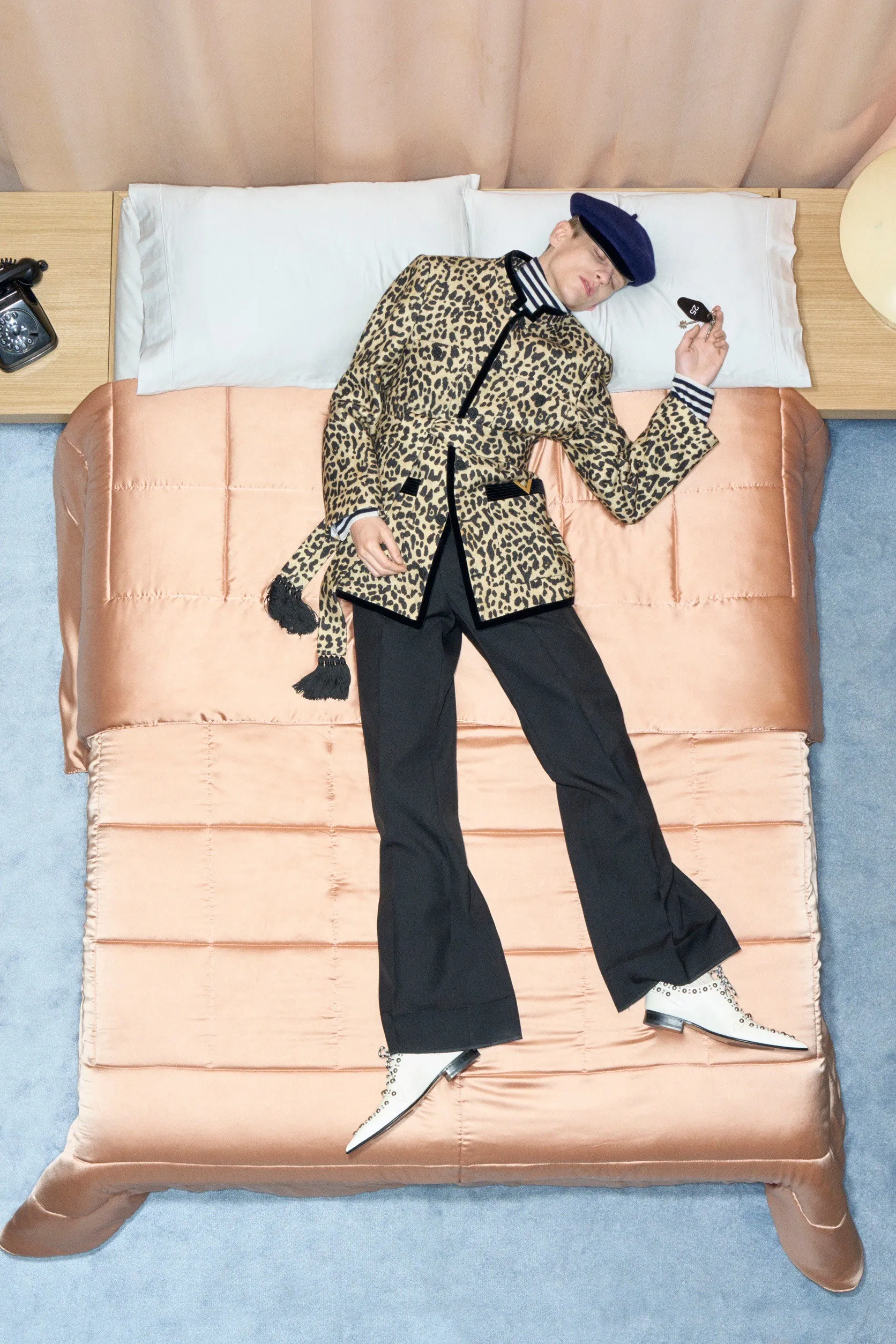 Valentino  รีสอร์ต คอนเซปต์นางแบบ นอนทอดยาวบนเตียง