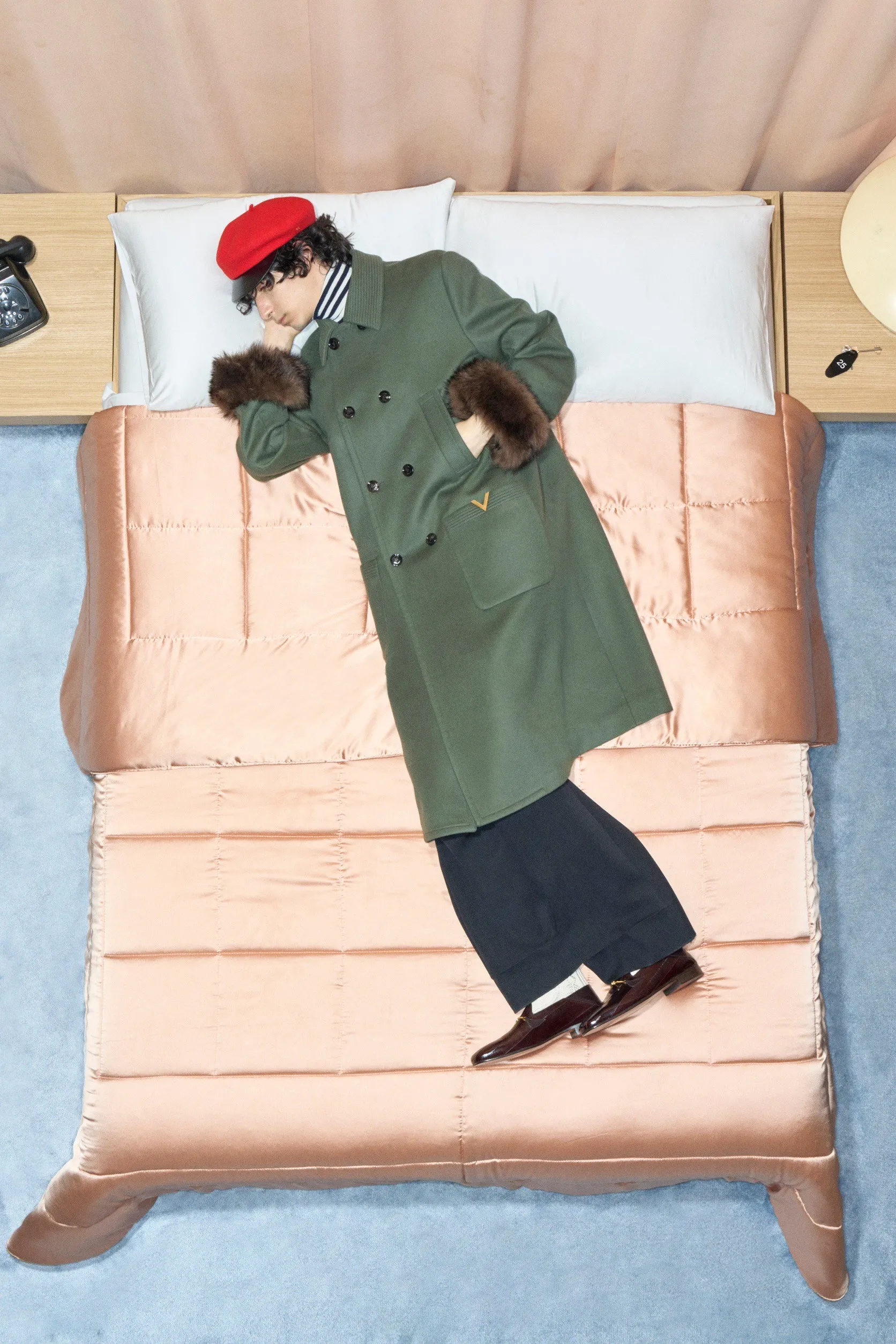 Valentino  รีสอร์ต คอนเซปต์นางแบบ นอนทอดยาวบนเตียง